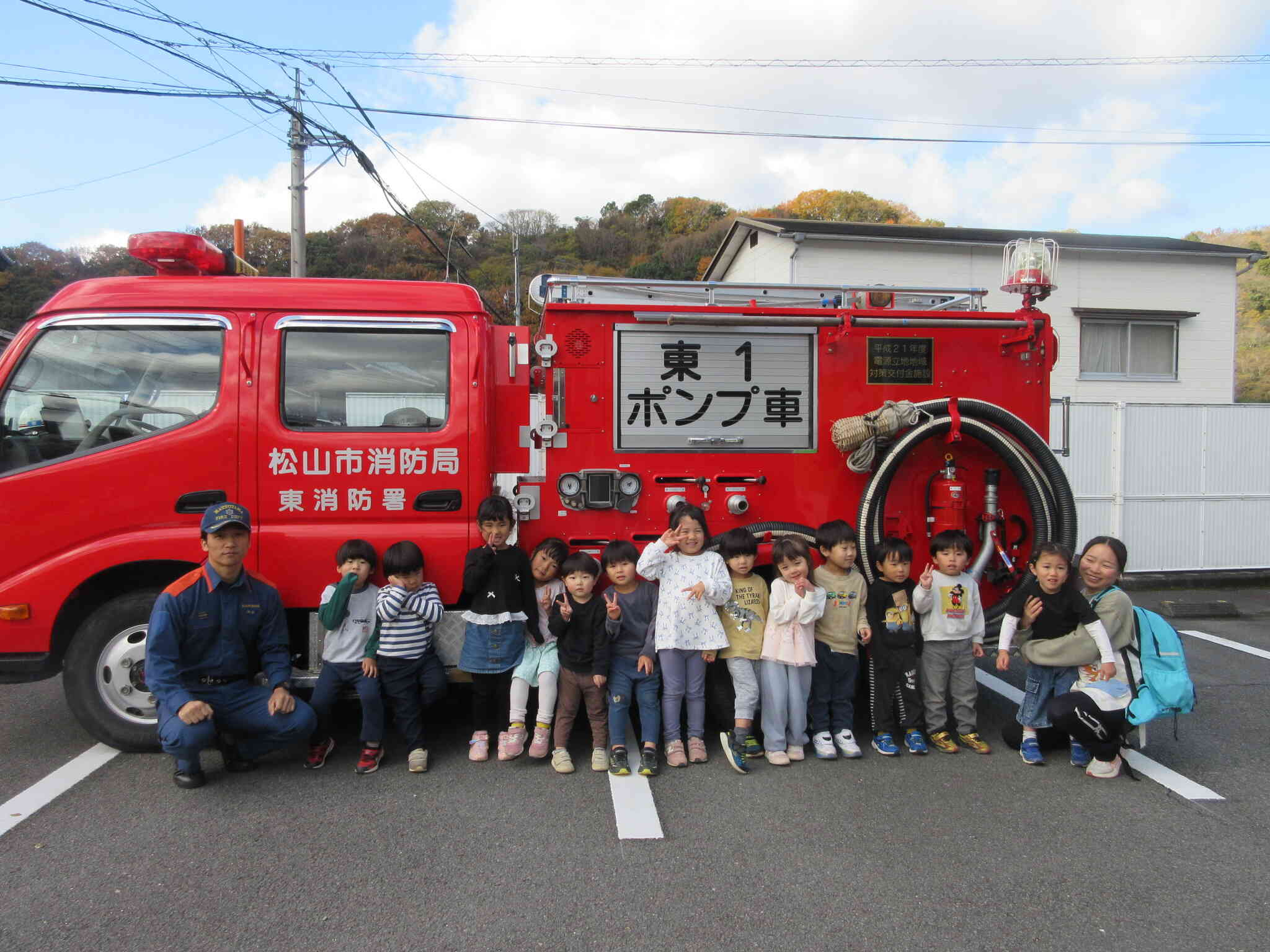 かっこいい消防士さんと消防車の前で記念撮影☆