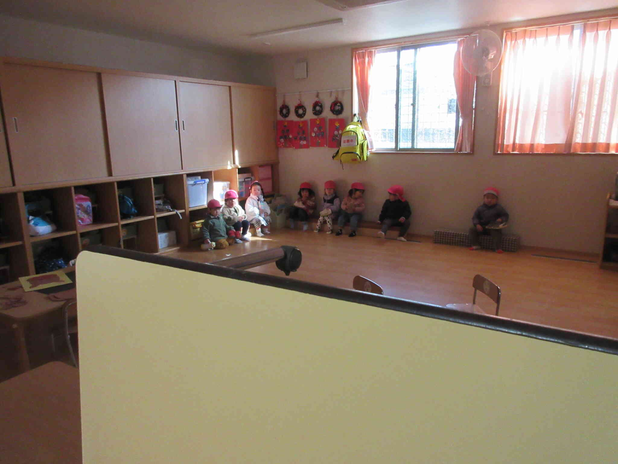 保育室は机や椅子でバリケードしました。