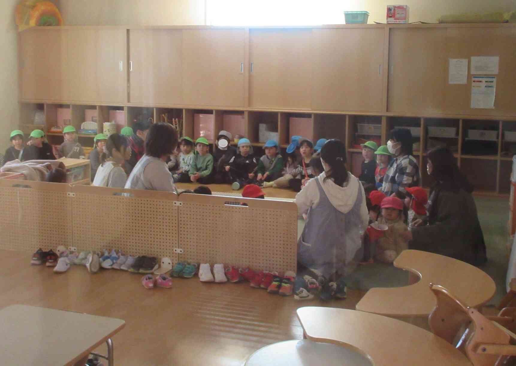 靴のまま保育室に逃げ込み、部屋のすみに集まりました。