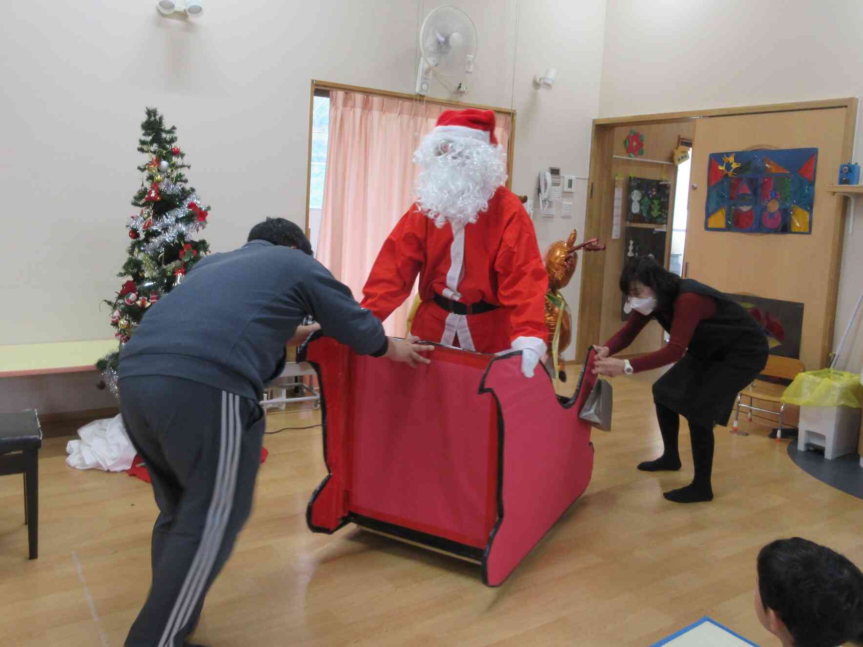 おまけ。帰りのそりを飛ばすのには勢いがいるそうで、職員が少しだけお手伝い♬サンタさんさようなら、また来てね！