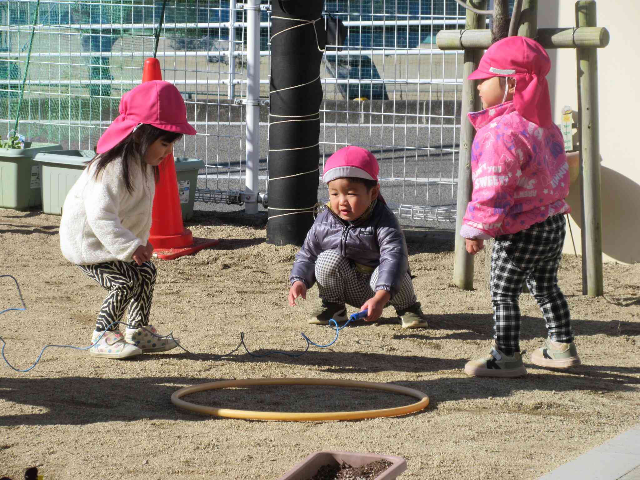 別日のこの日は寒かったけれど、上着を着て元気に外遊び！