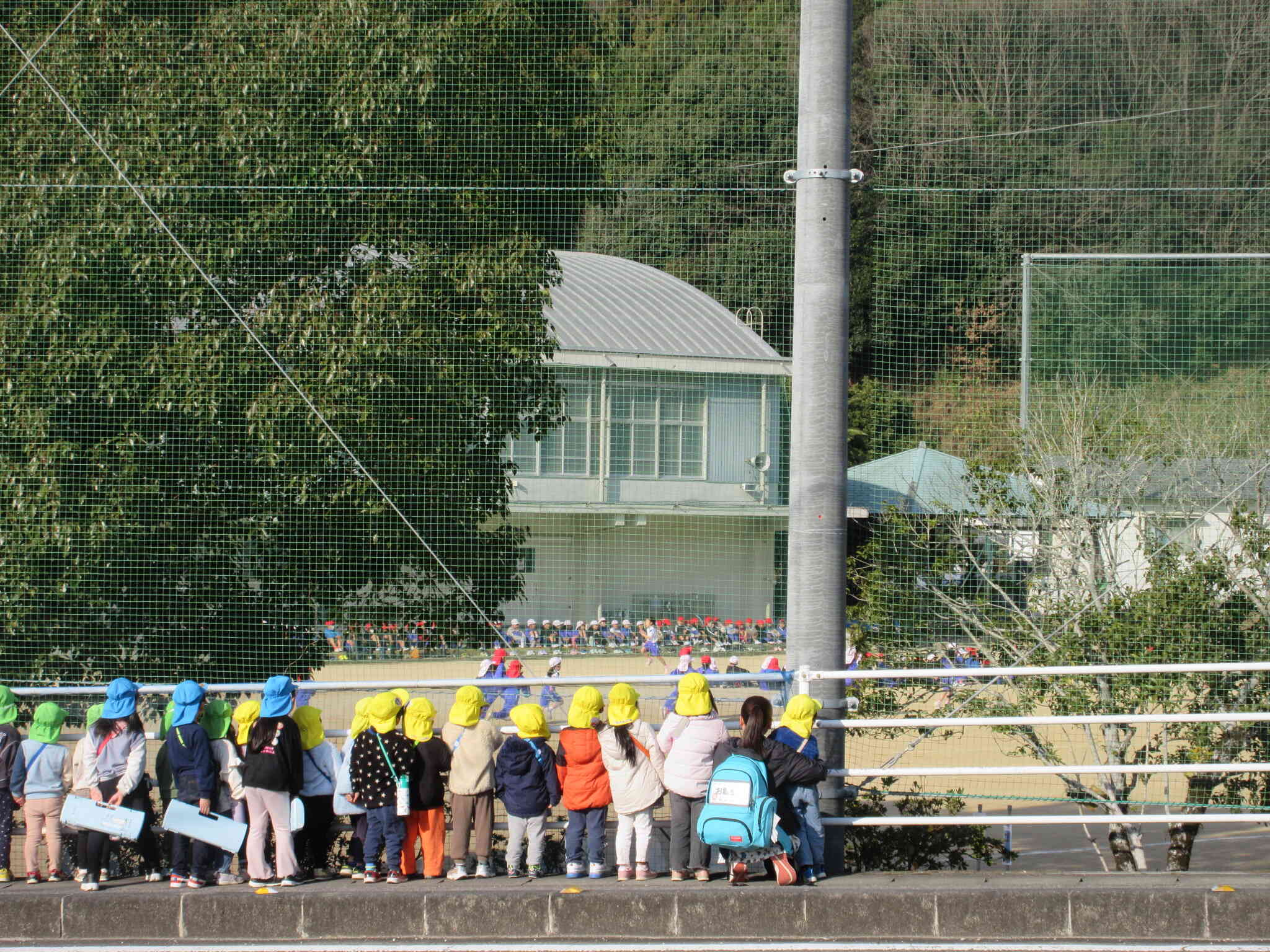 お隣の小学校のマラソン大会を応援！「お兄ちゃんお姉ちゃん、がんばれ～！」