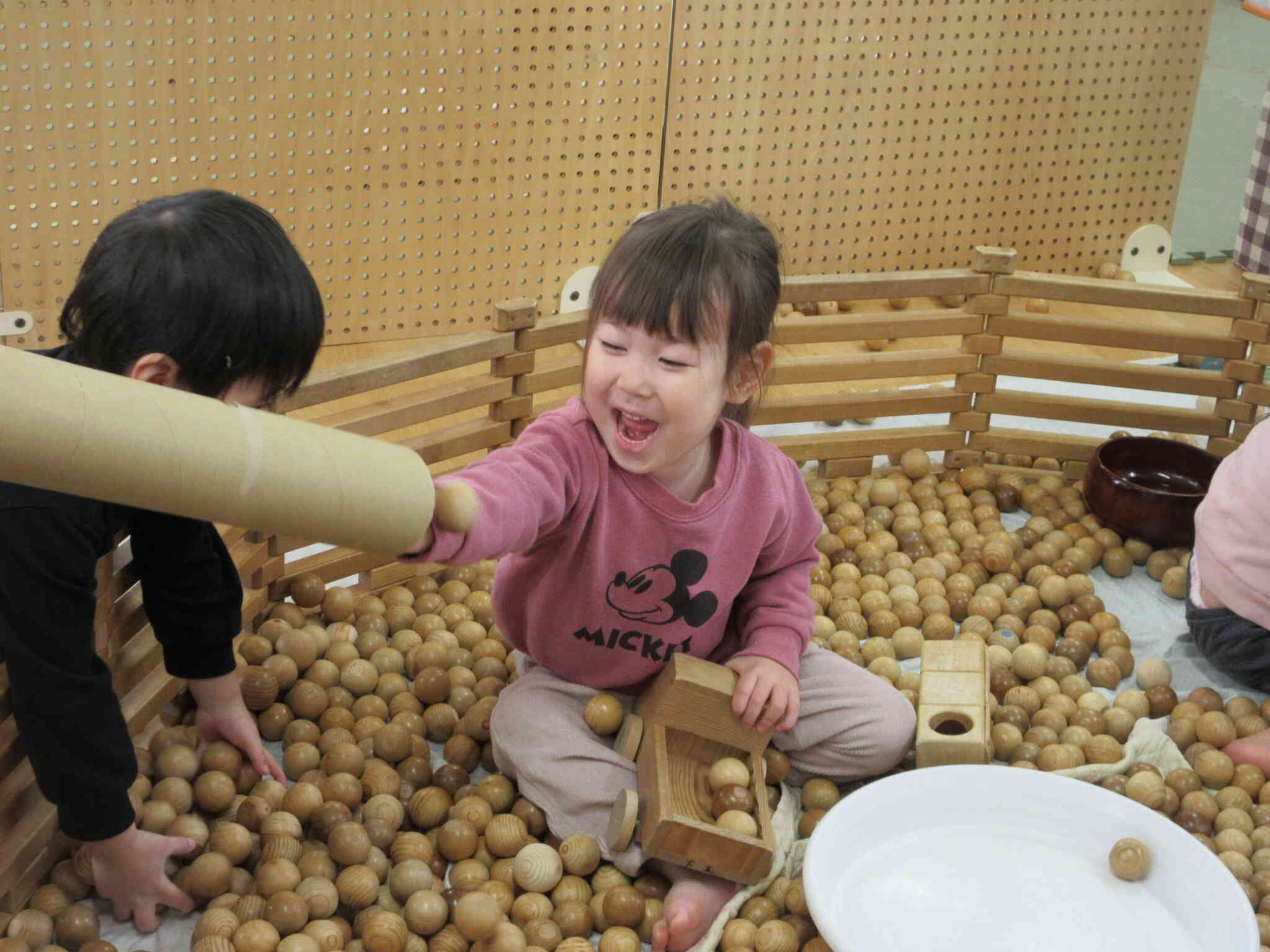 木の玉プールで遊んだよ♪