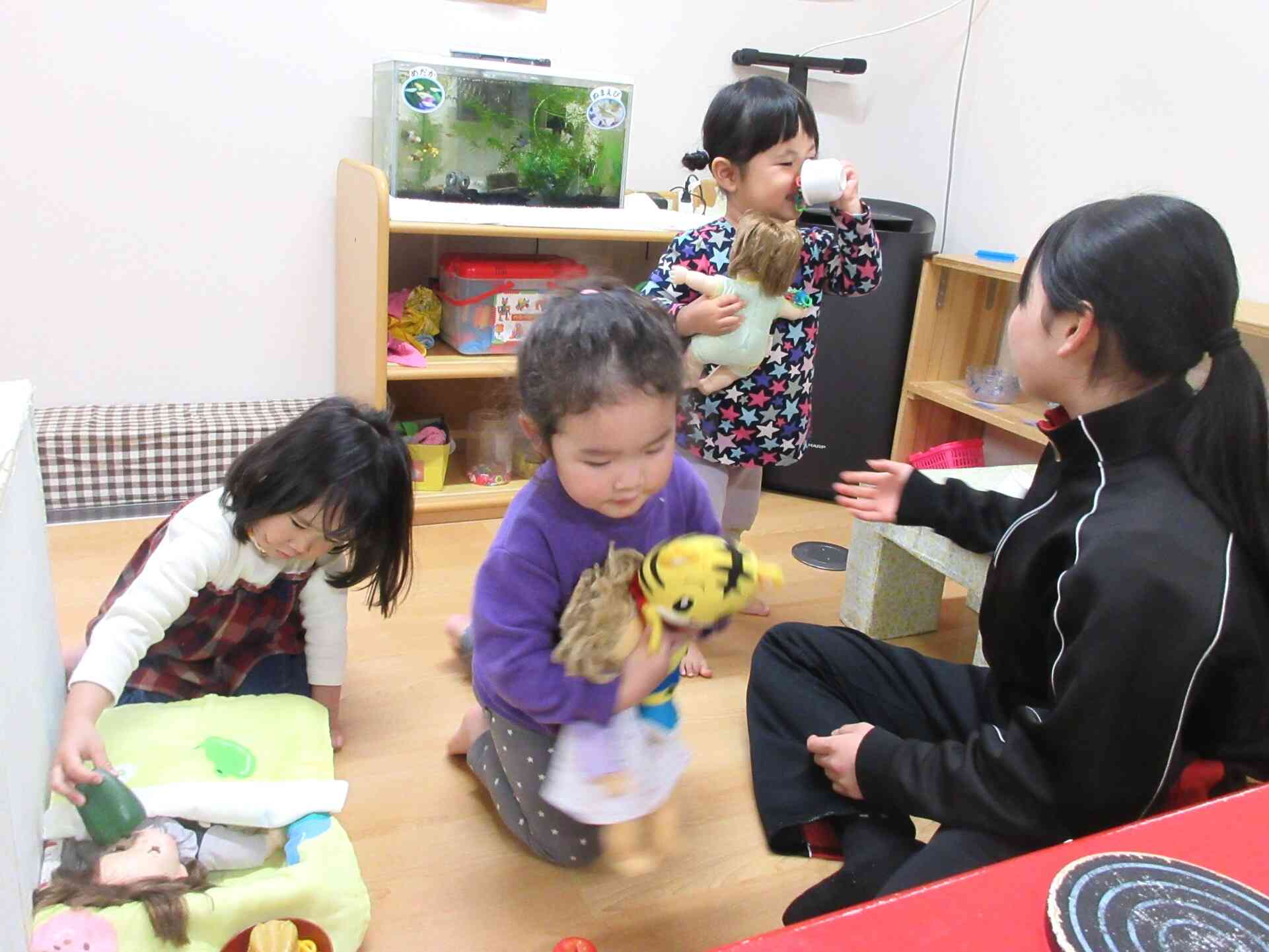 お姉さんとお人形遊びやおままごとを一緒にしたよ♪