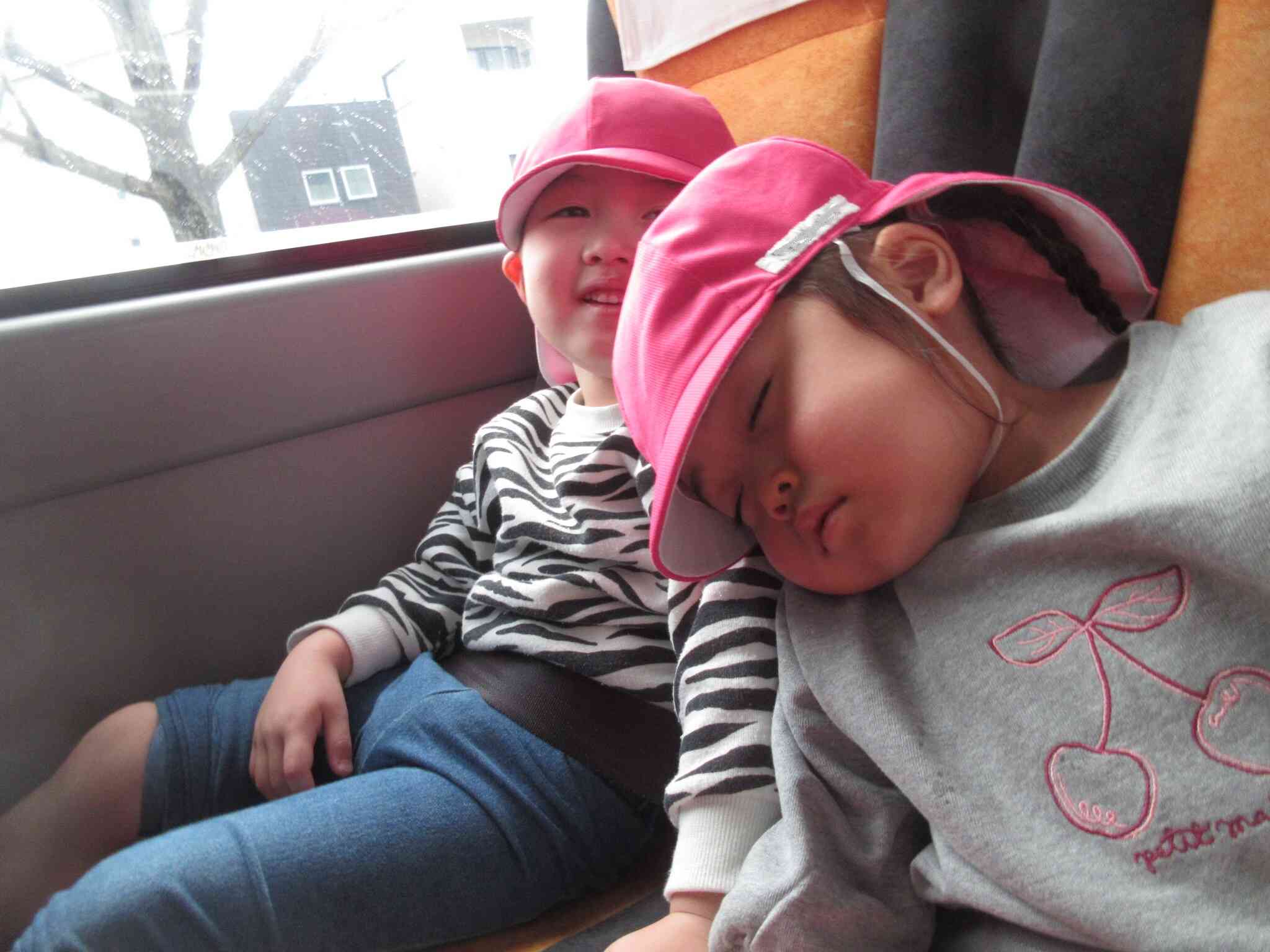 遠足の帰りのバス。たくさん遊んだのでウトウト・・・。