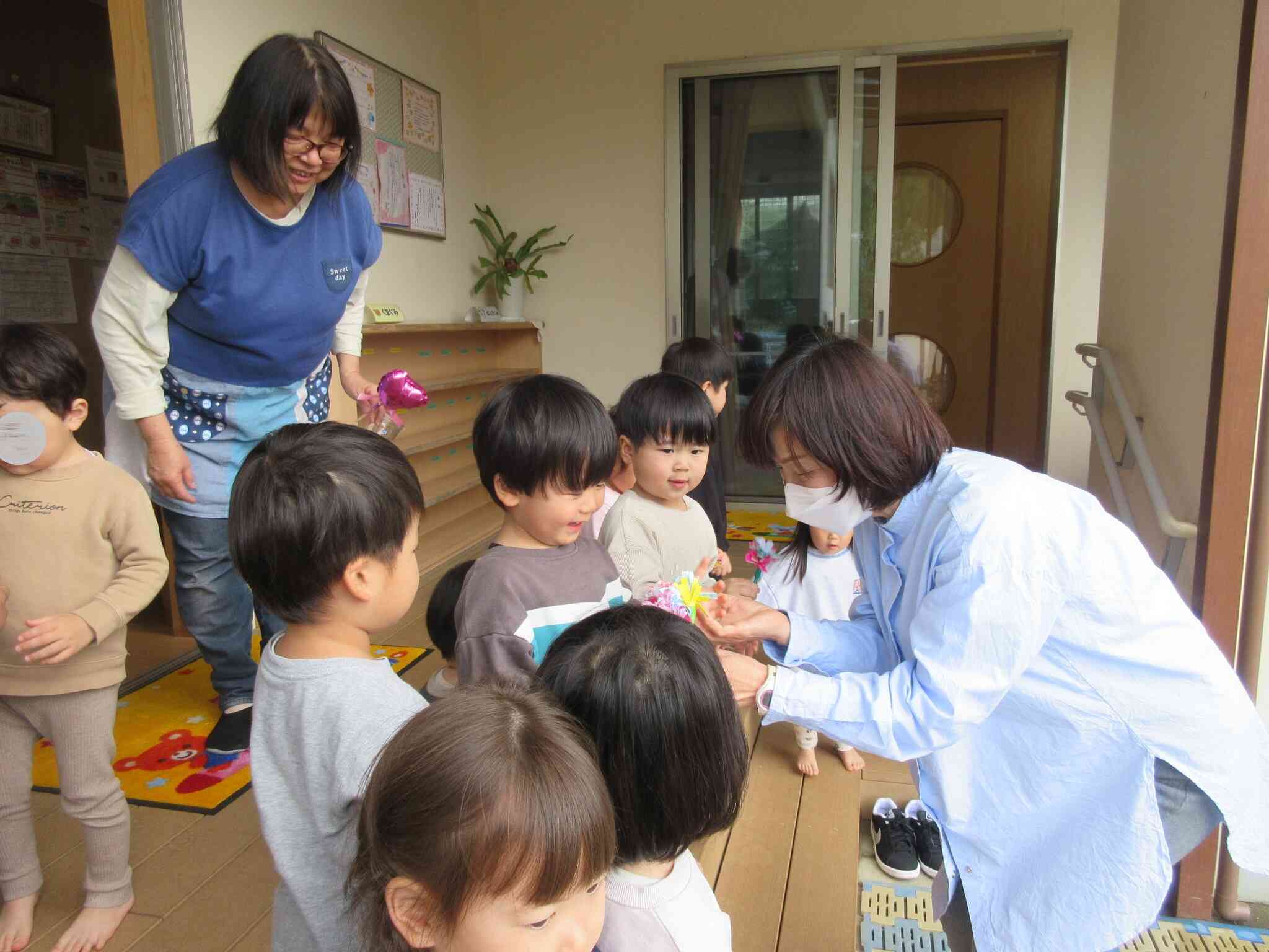 うさぎ組からは手作りのお花を１輪ずつプレゼントし、花束にしました。