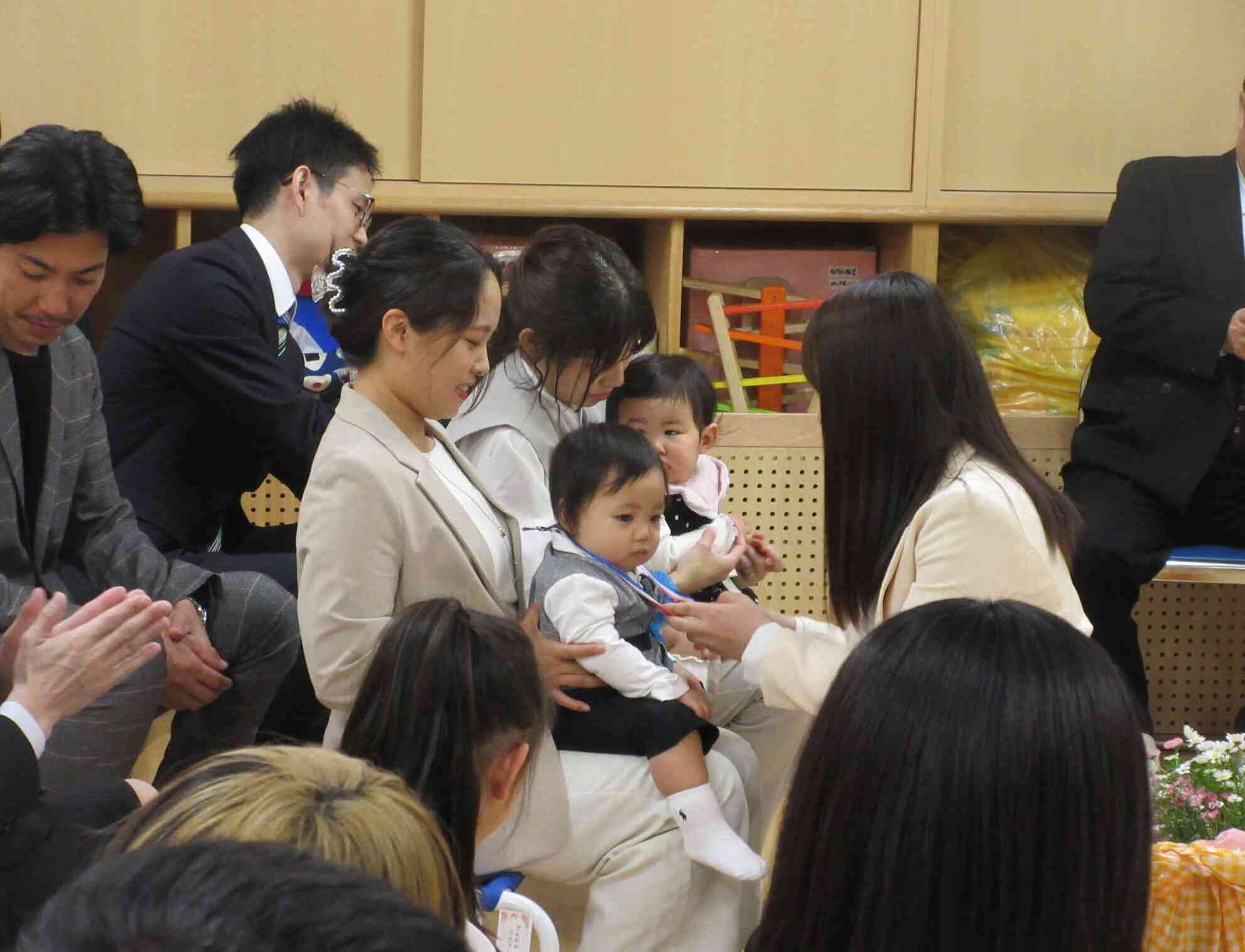 担任からメダルをかけてもらいました。1年間よろしくね！