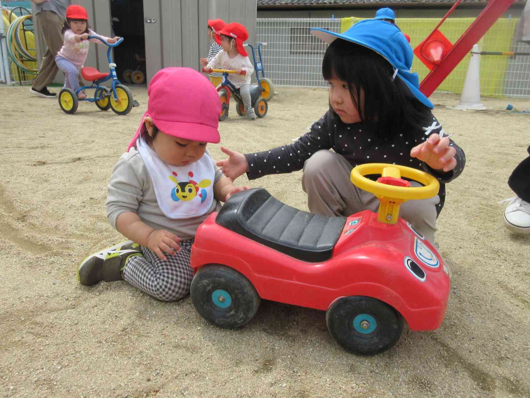 異年齢児さんもすぐに仲良し。いきいき過ごしています。