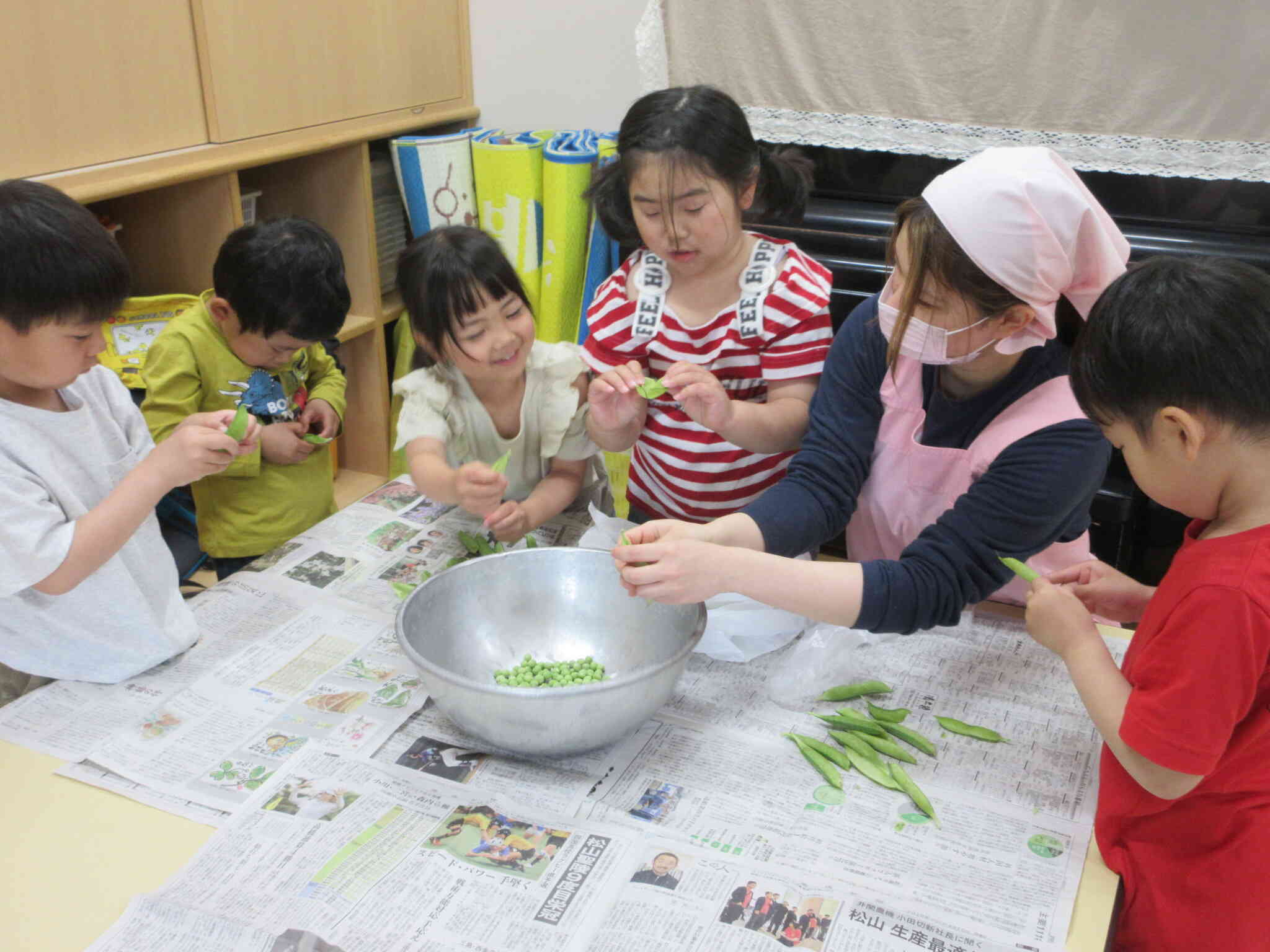旬の野菜、グリーンピースのさやむきをしました。ピースご飯にしたよ。