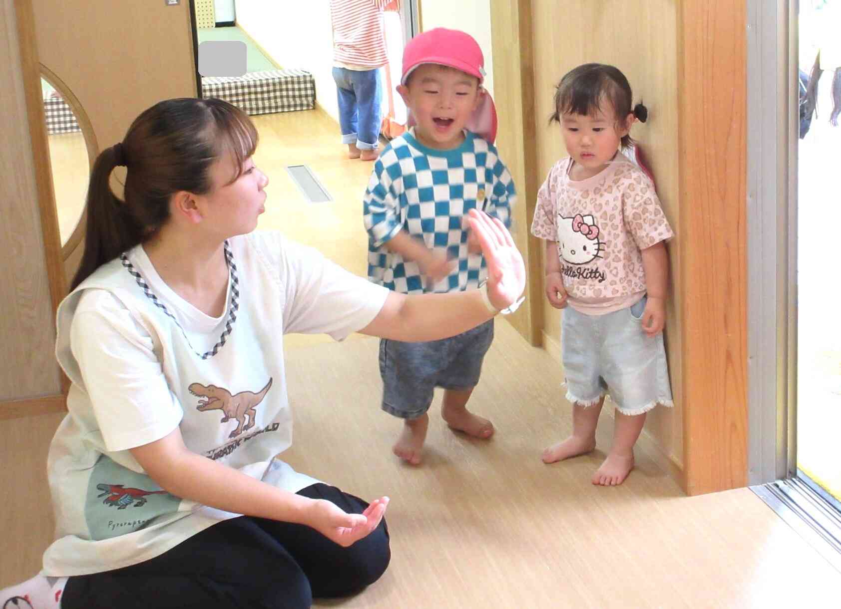 ホタルにバイバイして、外にそっと逃がしてあげました。