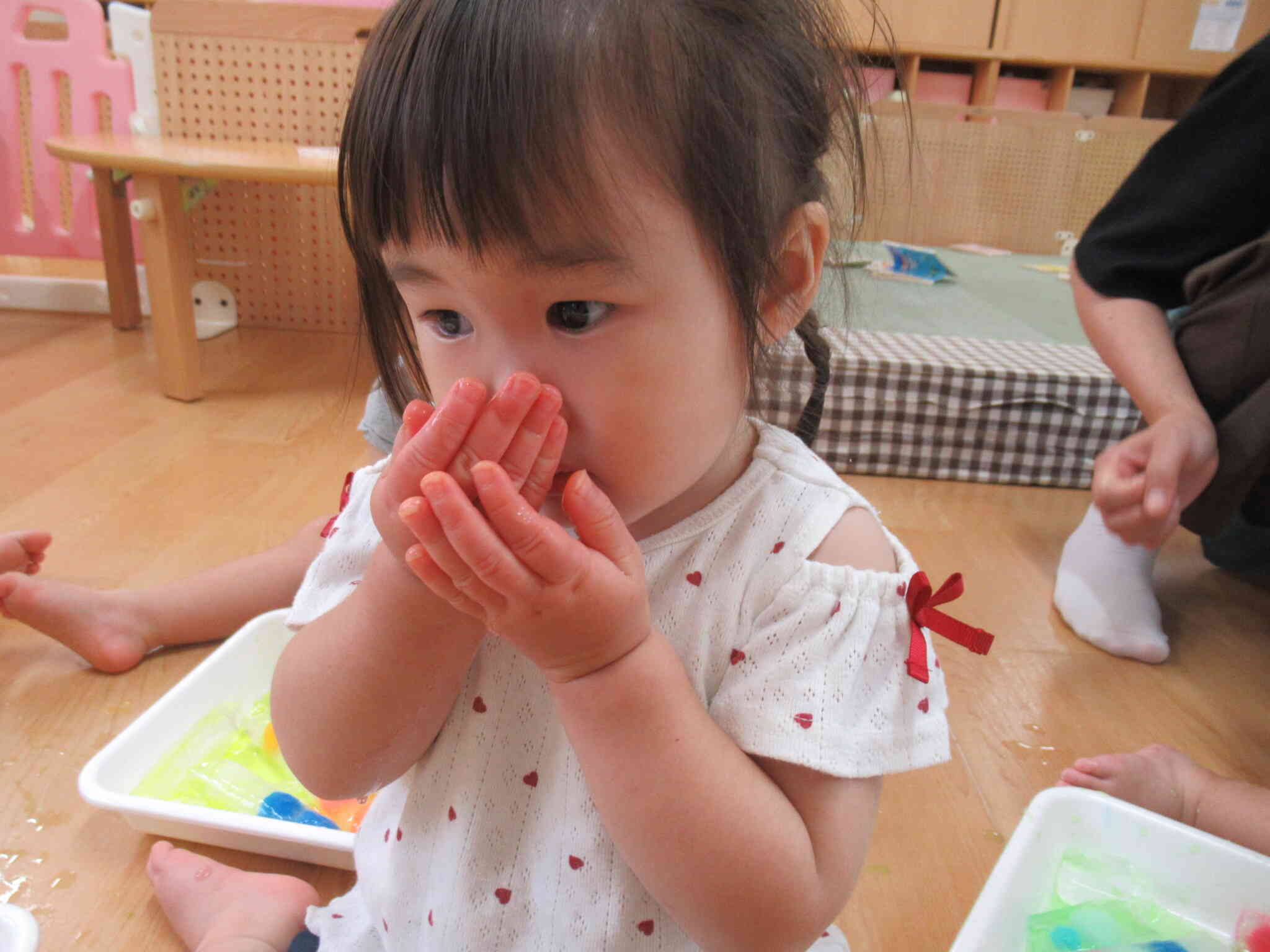 氷、なんだかいい匂いがする♪いちごのかき氷かな？