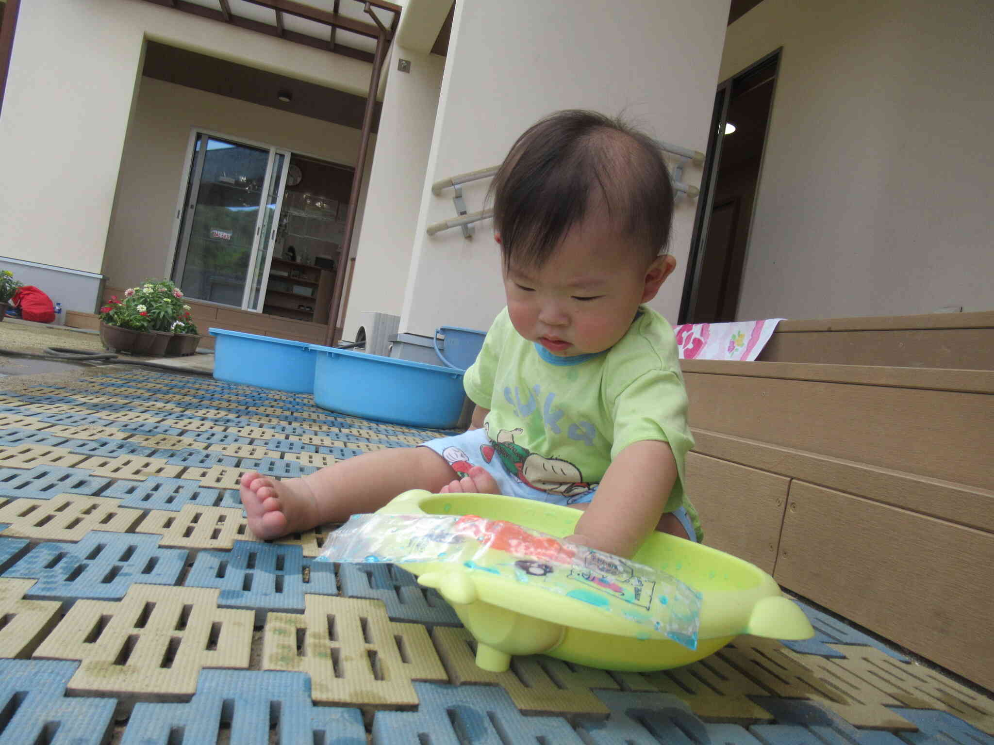 0歳児のひよこ組さんも初めての氷あそび♪