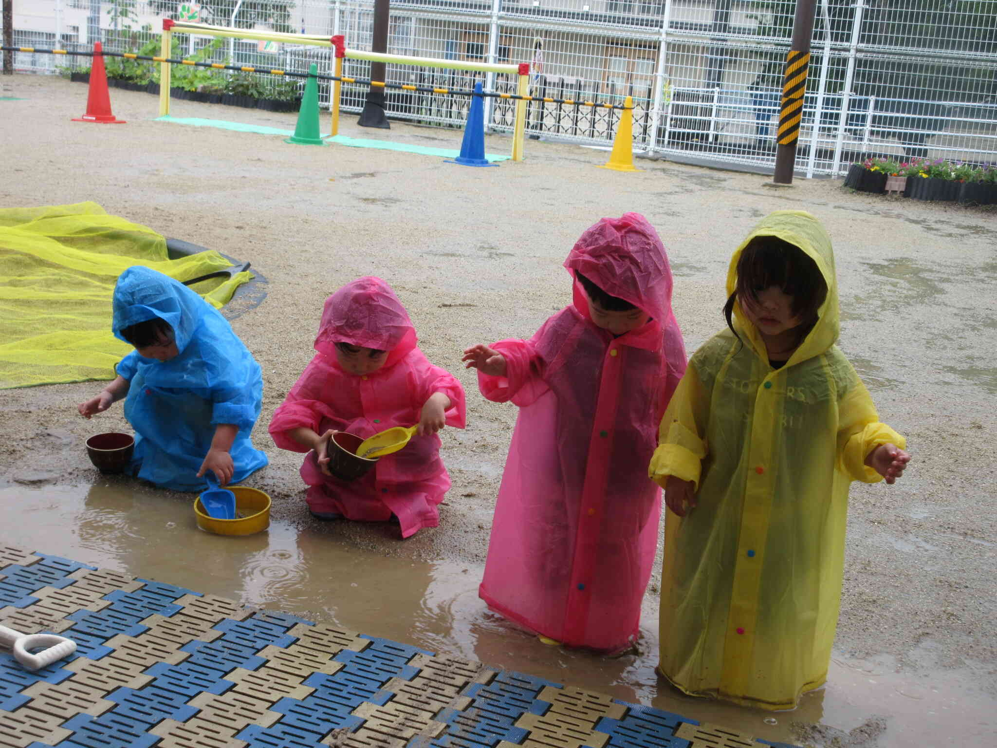 雨が降っても外遊び♪
