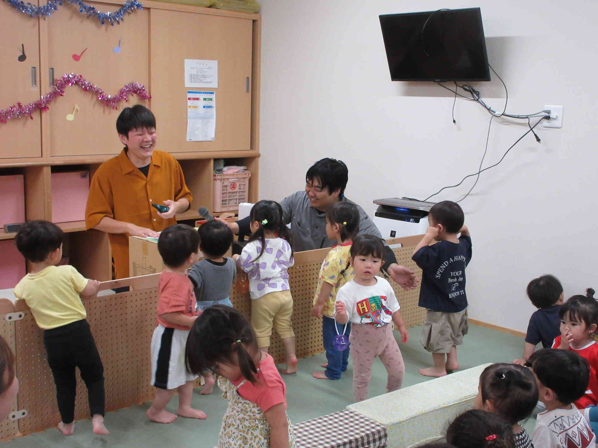 「練習の時の方が上手に吹けたのに～！リベンジしよ！」と、悔しがる保育士。