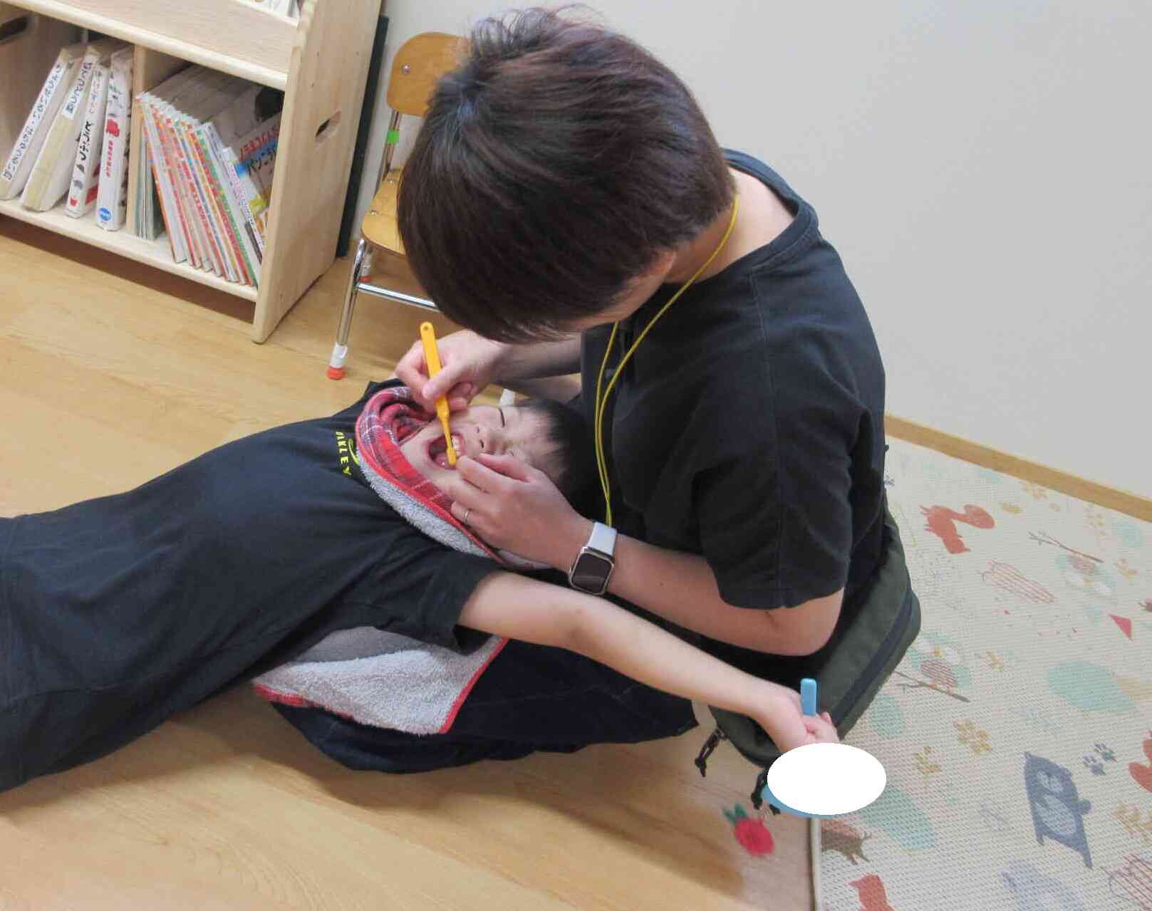 お家の人に仕上げ歯磨きしてもらって嬉しいな♪