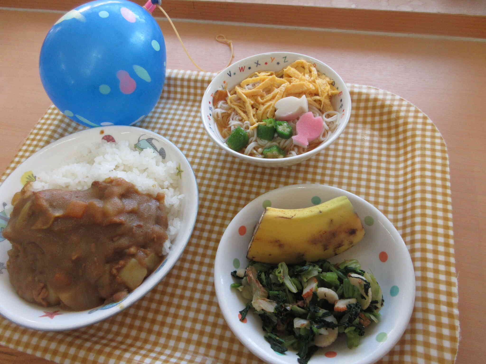 この日の給食は、カレーライス、青菜のおかかあえ、バナナでした。