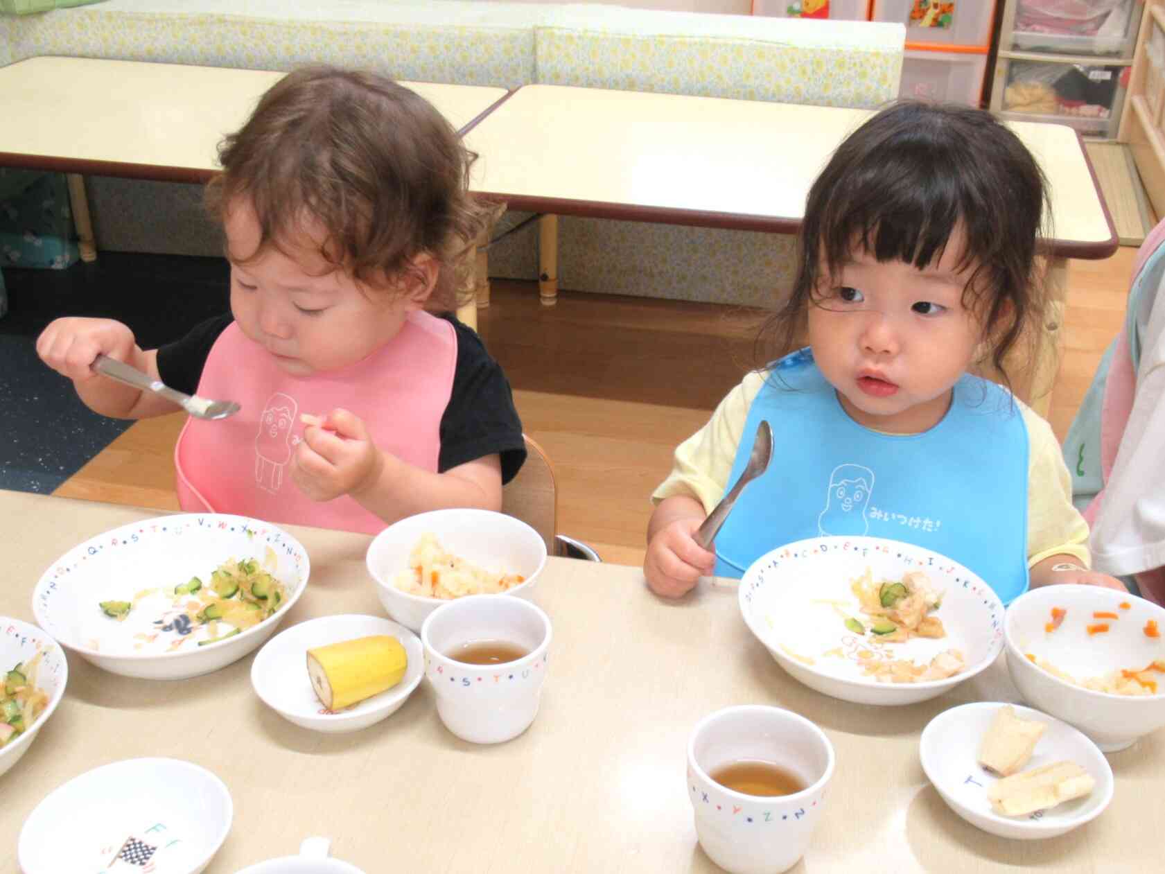 りす組の給食風景です。スプーンを使って上手に食べているね！炒飯おいしいね♪