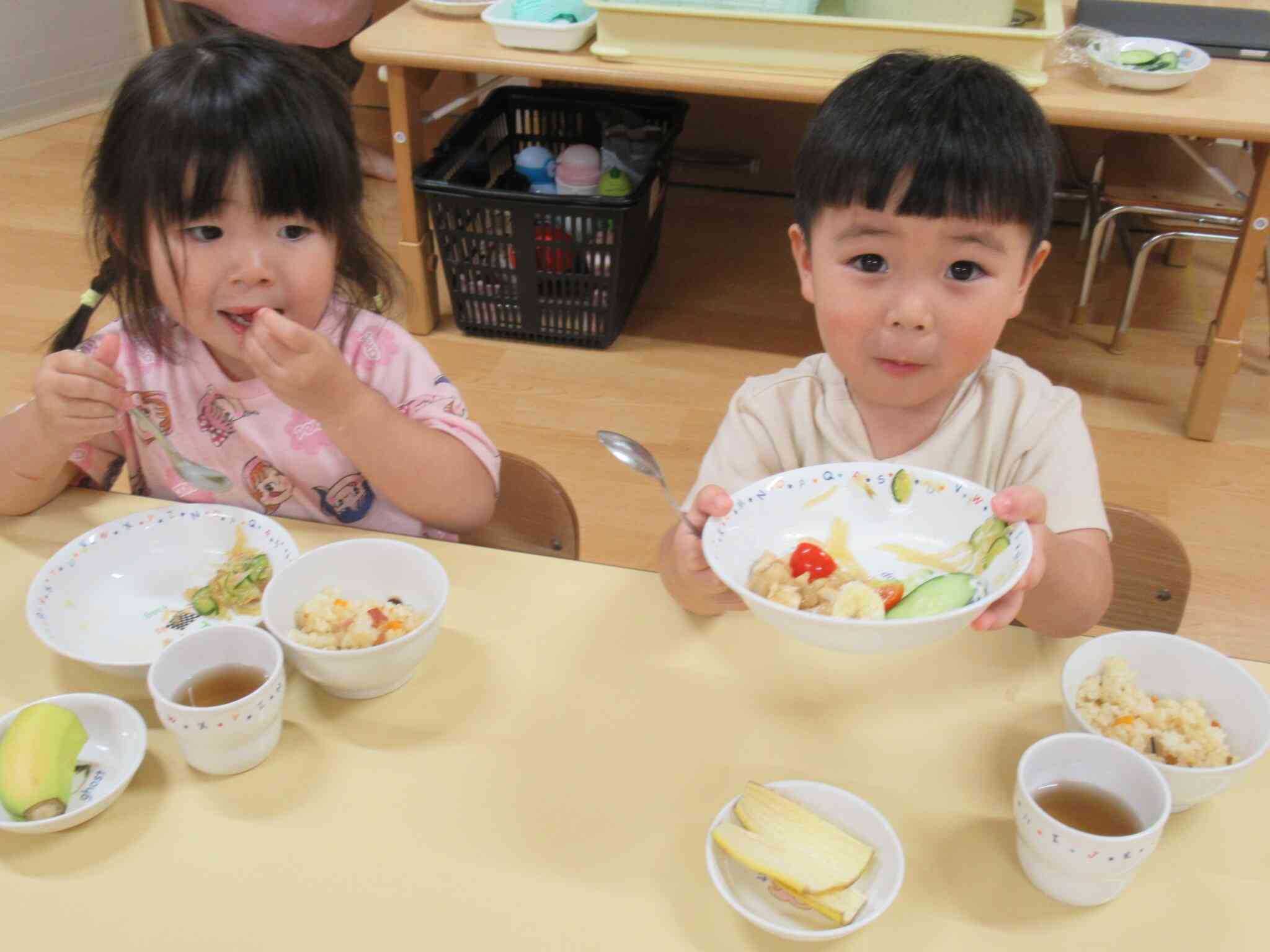 保育園で収穫した中玉トマトを切ってもらい、給食の時間に食べました。