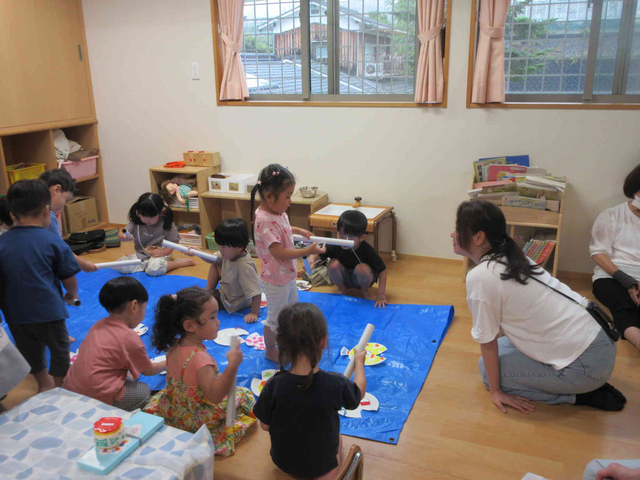紙皿でお魚を一緒に作ったよ。(くま組)