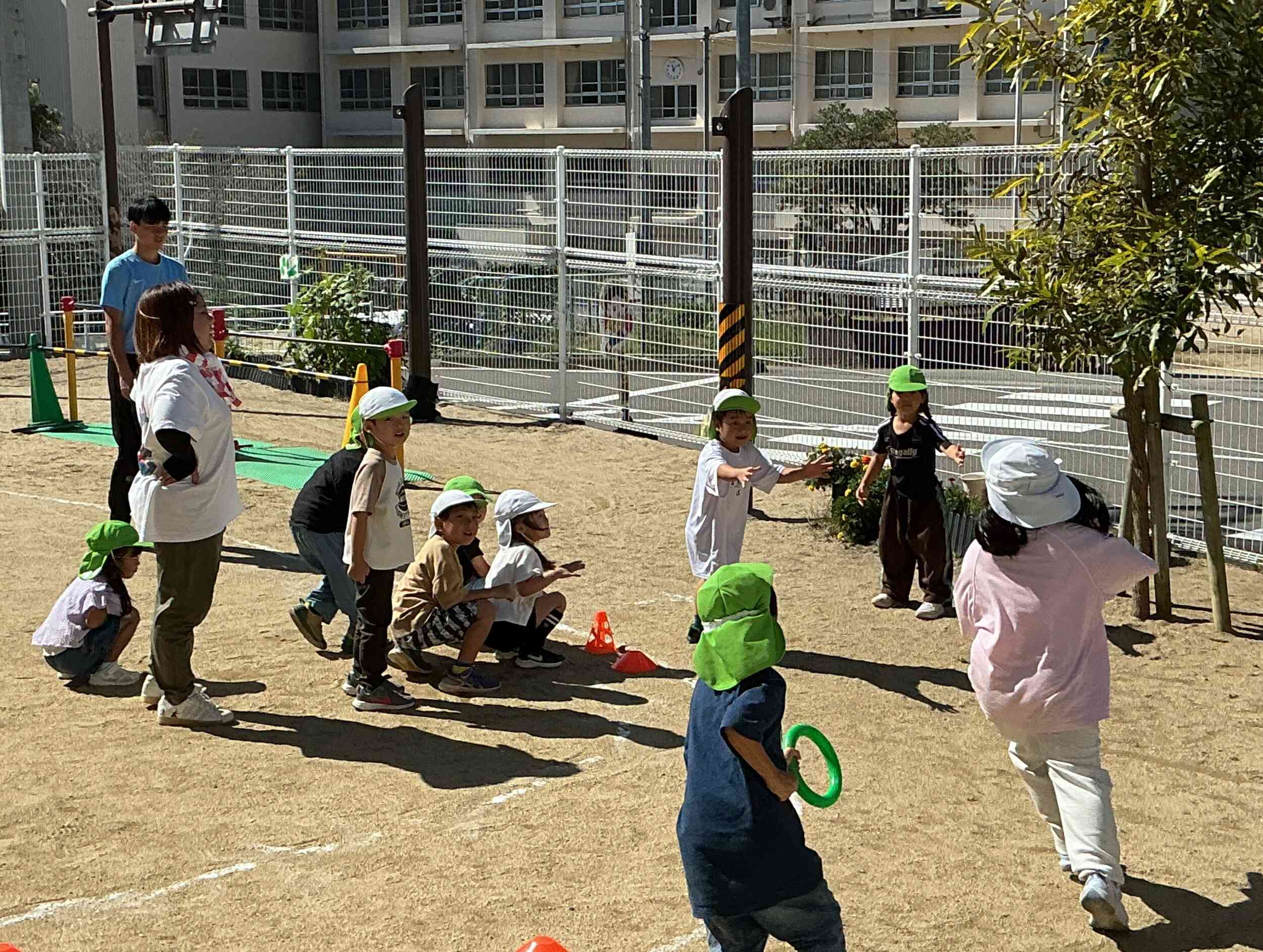 リレーの練習をしました。バトンの受け渡し、上手になってきたよ!