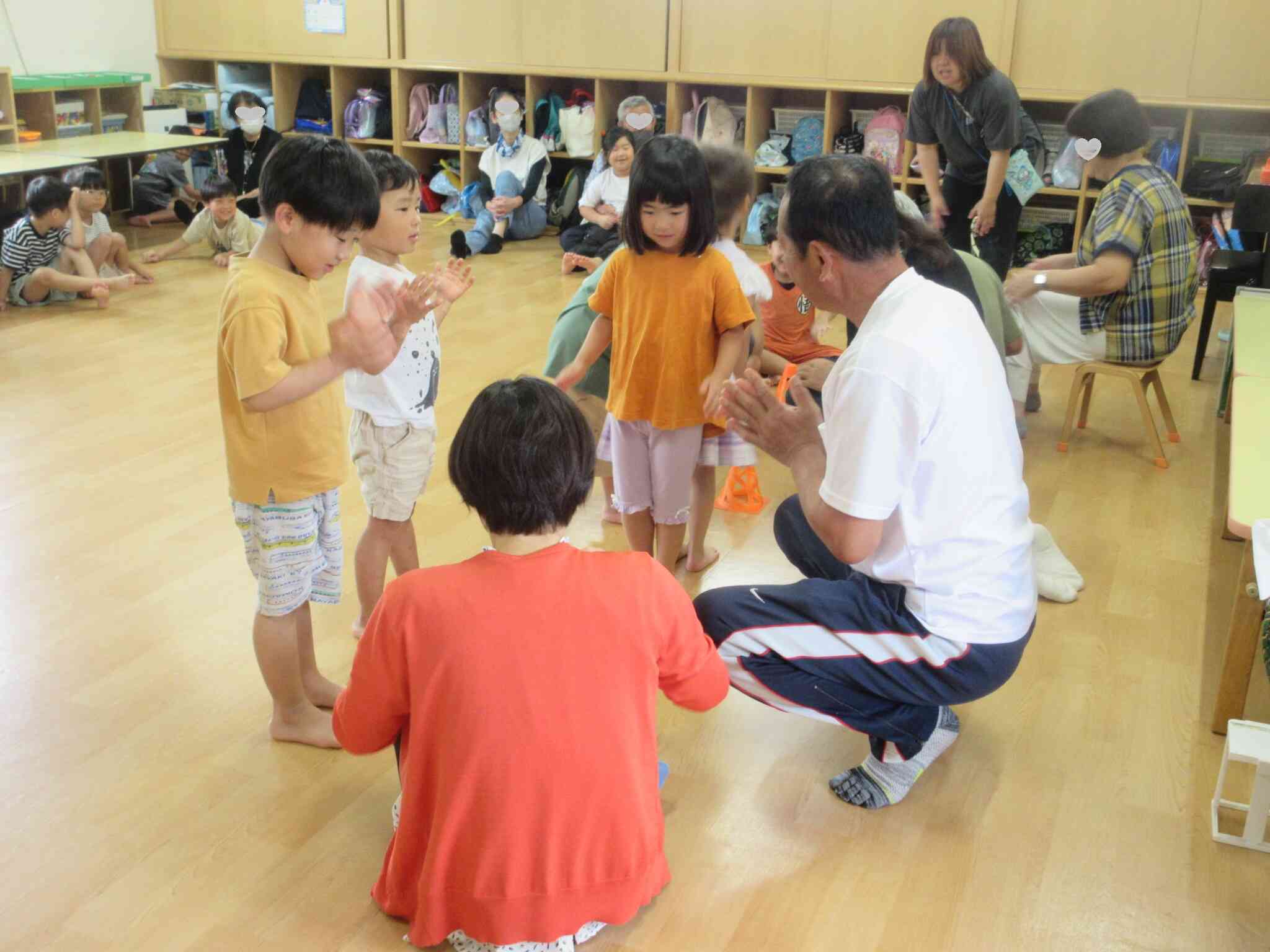 一緒に体を動かして遊びましょう♪