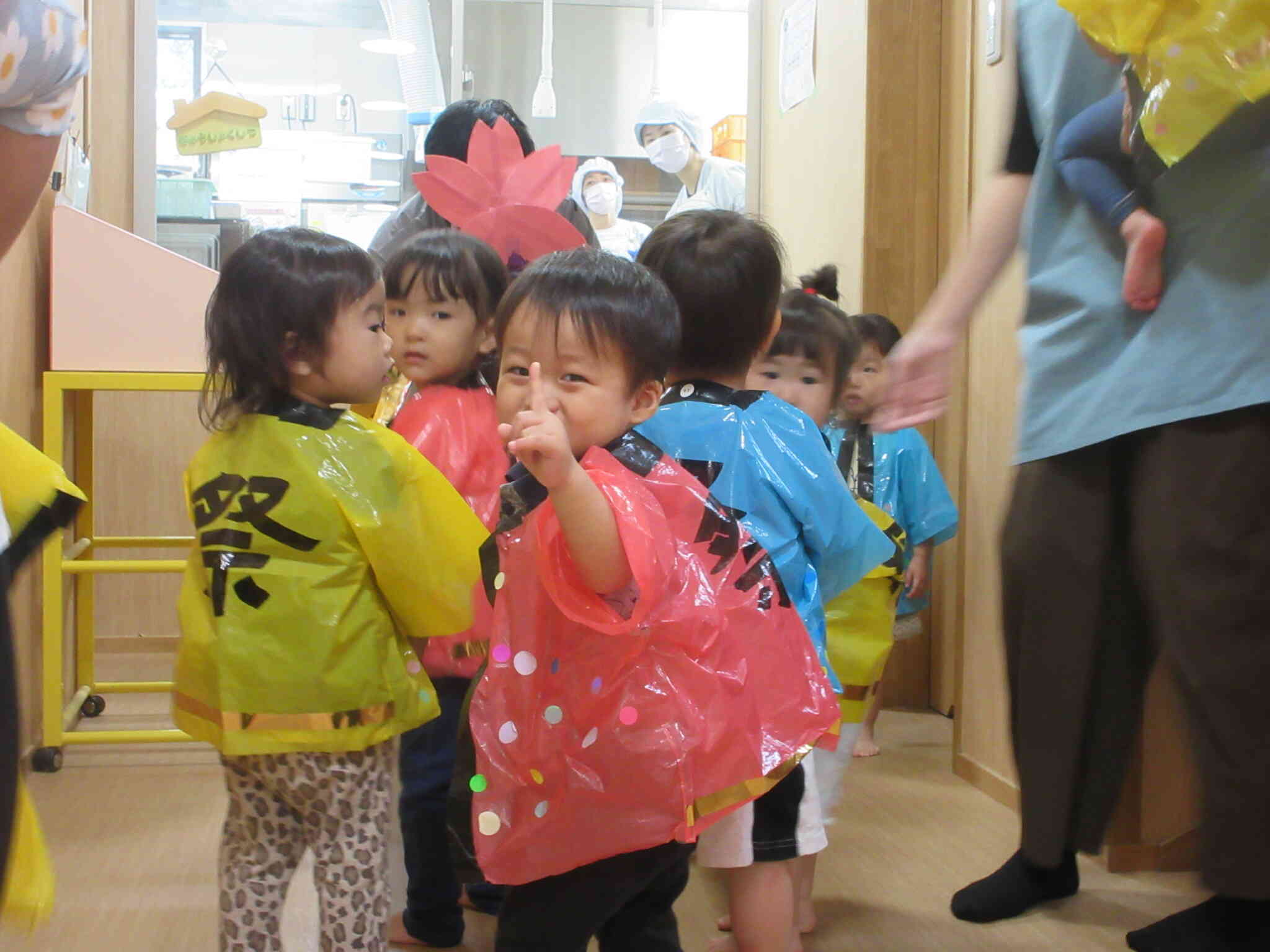 手作りのはっぴを着て、給食室前を練り歩き♪