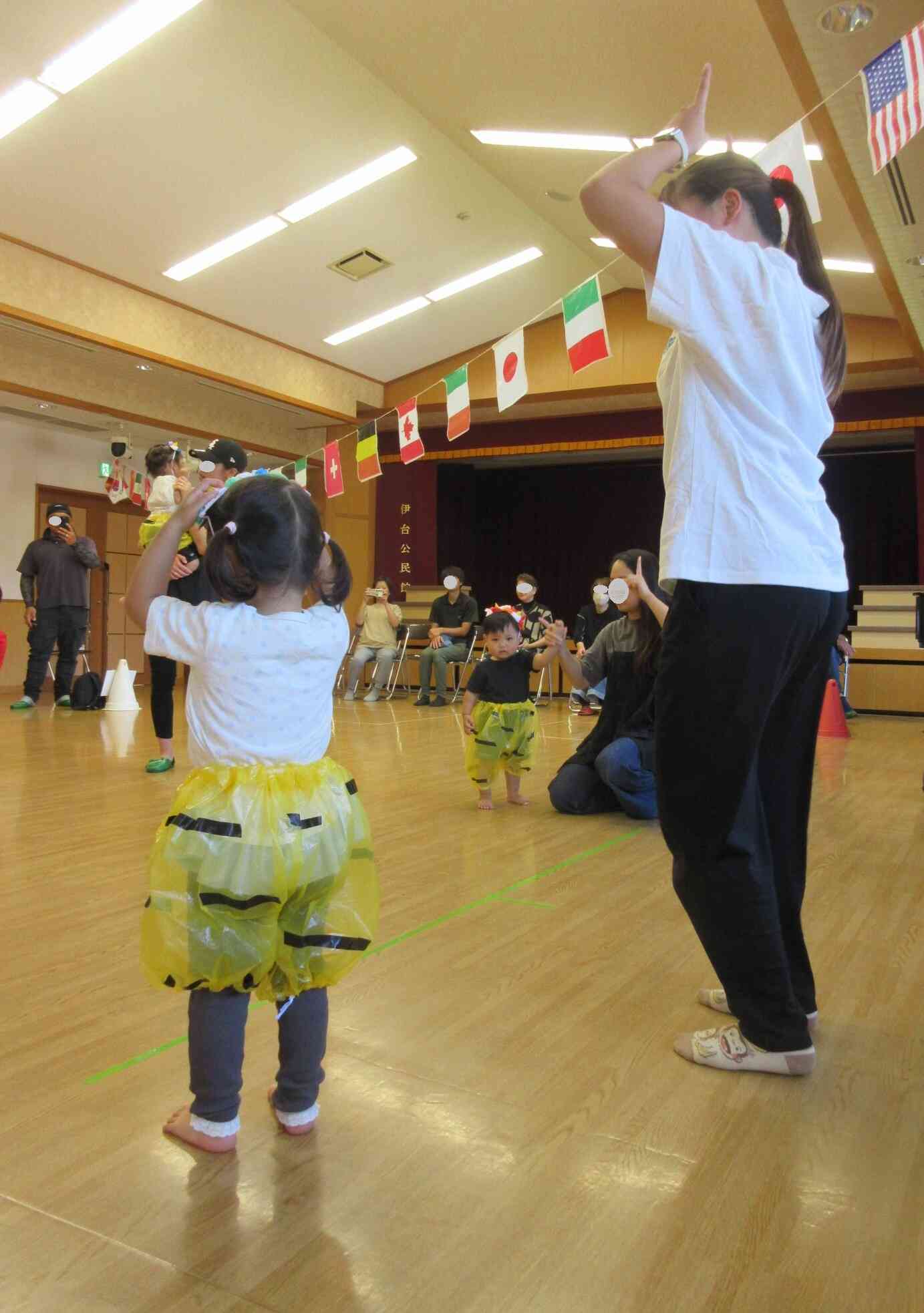先生の横でお手本のようなダンス♪