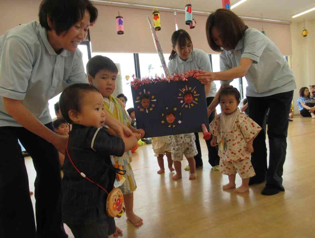 夏祭り。“お神輿かついでわっしょいわっしょい♪”