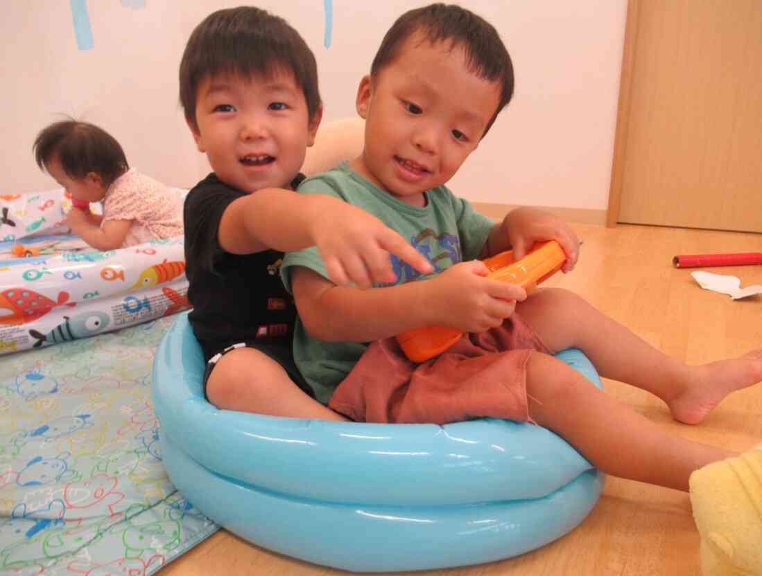 小さいビニールプールに仲良く入ったよ！