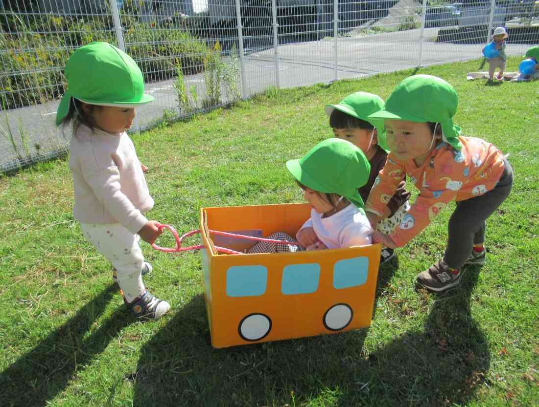 『いくよー！』『しっかりつかまっててね。』みんなで協力して引っ張ります。