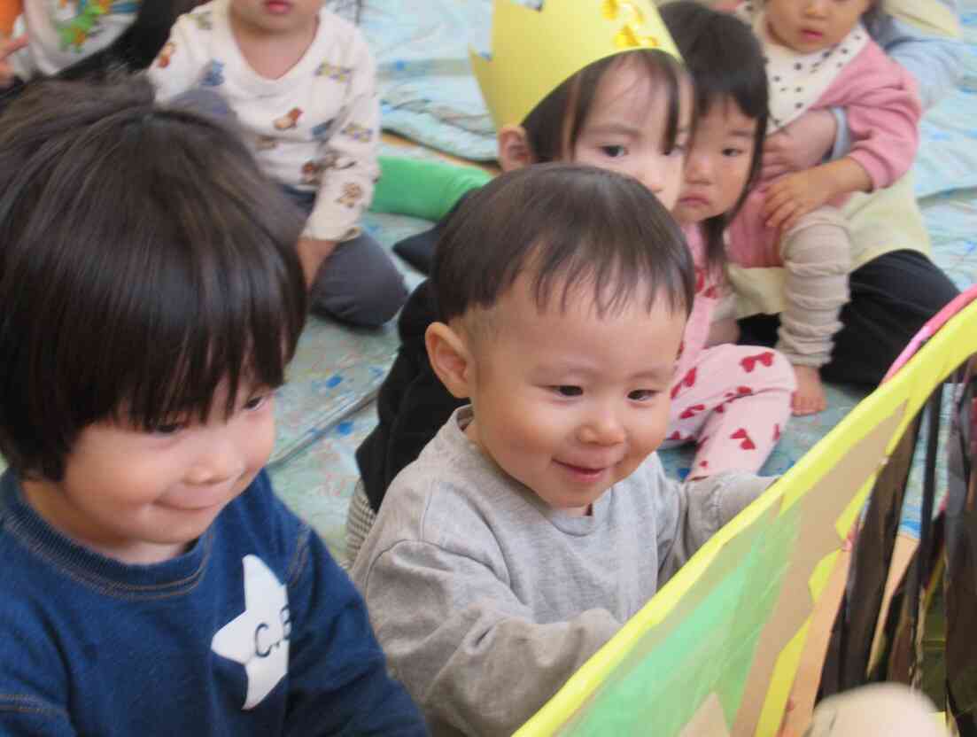 先生の出し物に興味津々。『つぎは何がでてくるかな？』