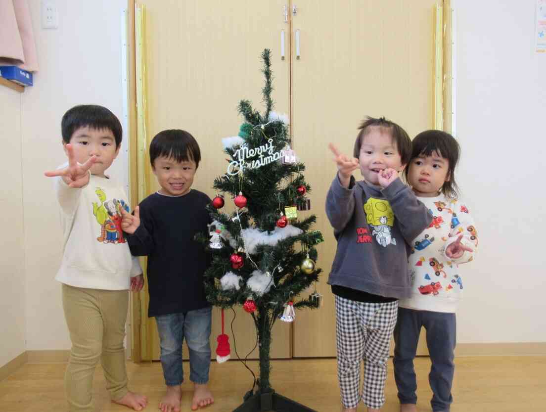 クリスマスツリーの飾り付け