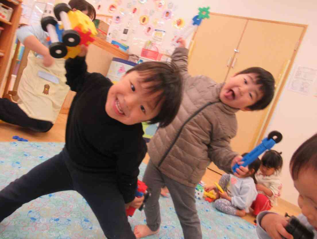 カメラを向けると2人そろって同じポーズ！