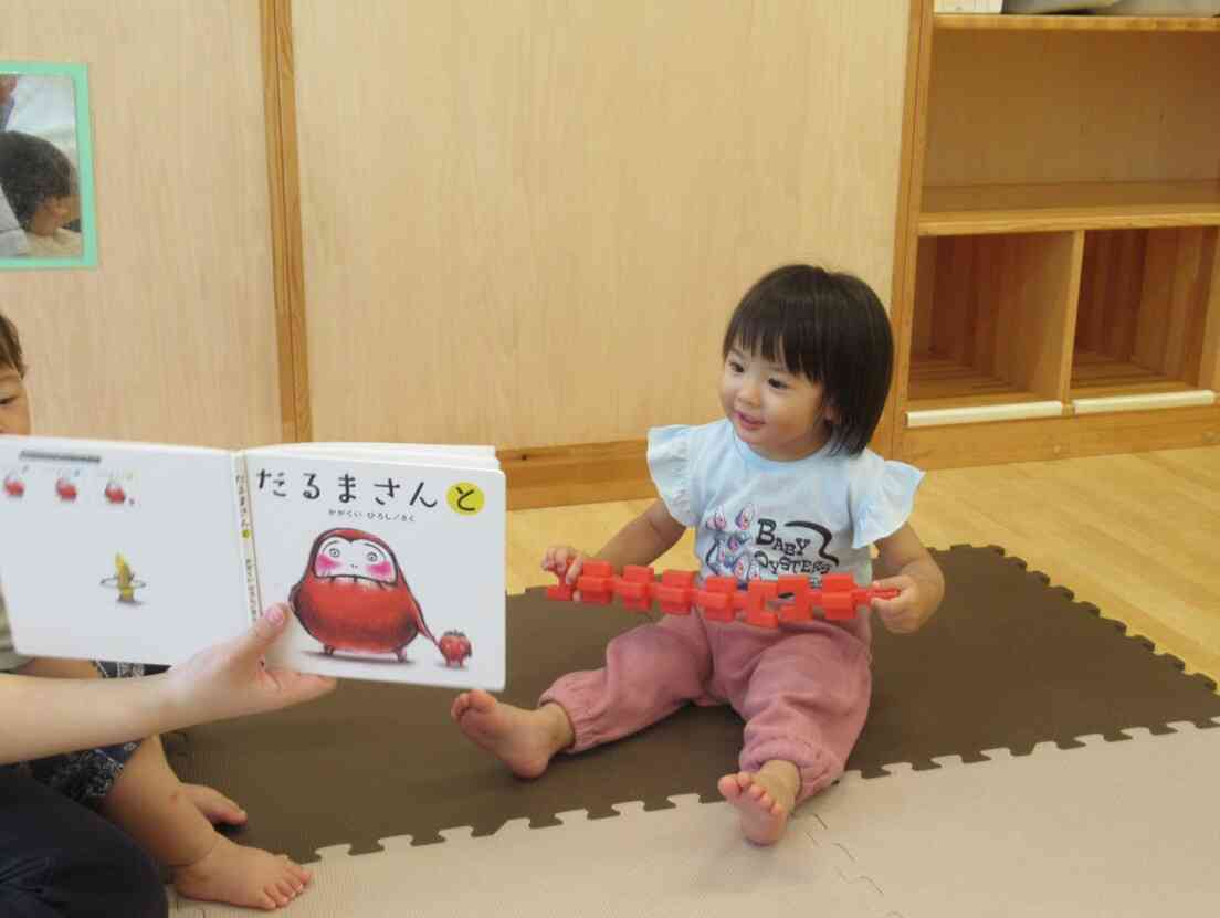 子どもたちに人気の絵本！身体を左右に揺らして楽しんでいます♪