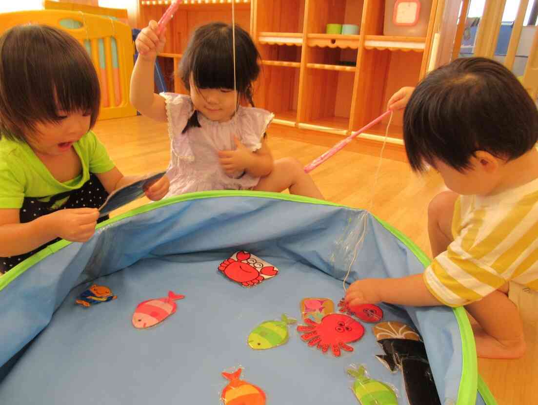 みんなで魚釣り。『いっぱいつるぞー！』
