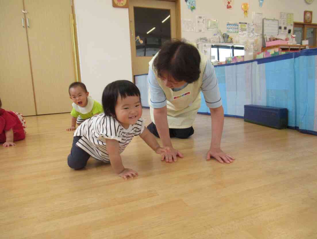 ハイハイレース。『せんせいにまけないぞ!』