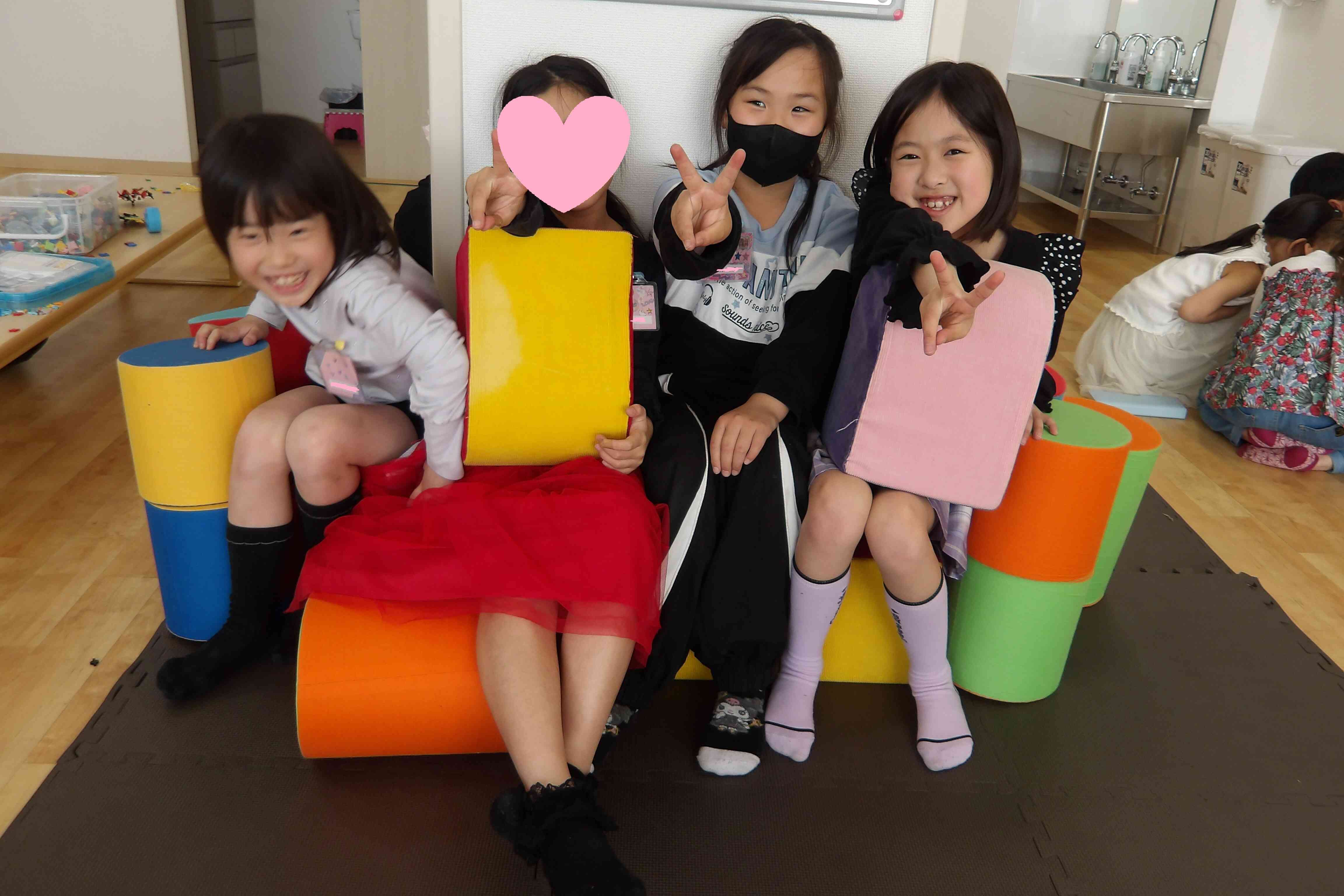 ふわふわブロックでくつろぎ中～！