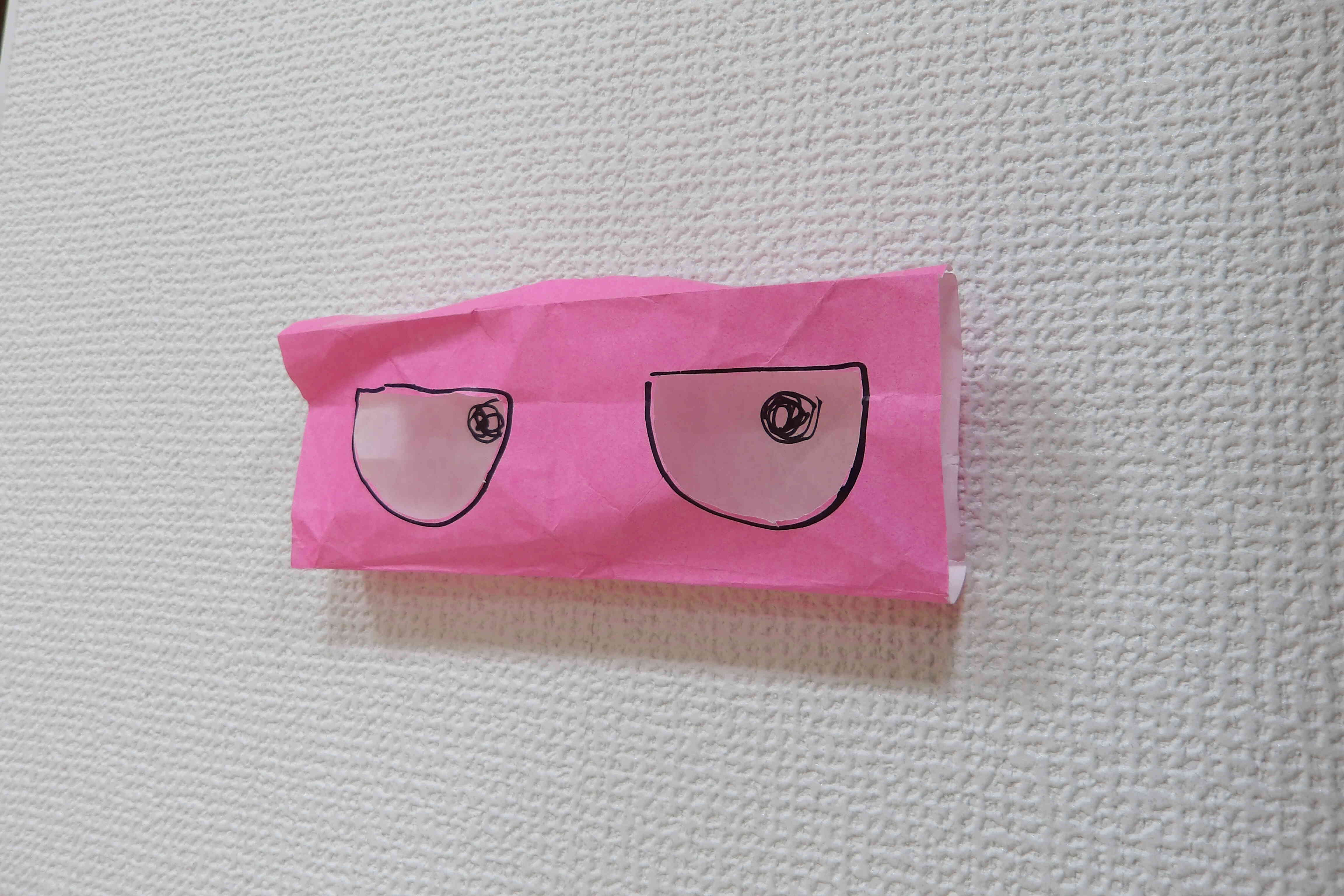 壁に貼ったり……