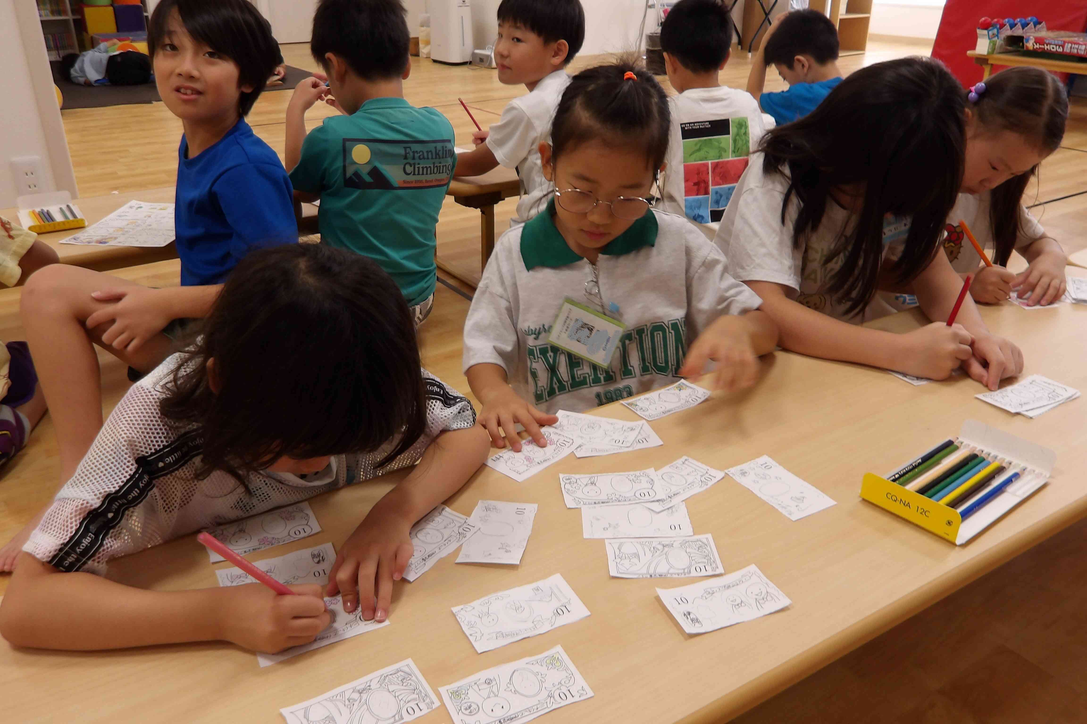 何色で塗る？と相談中
