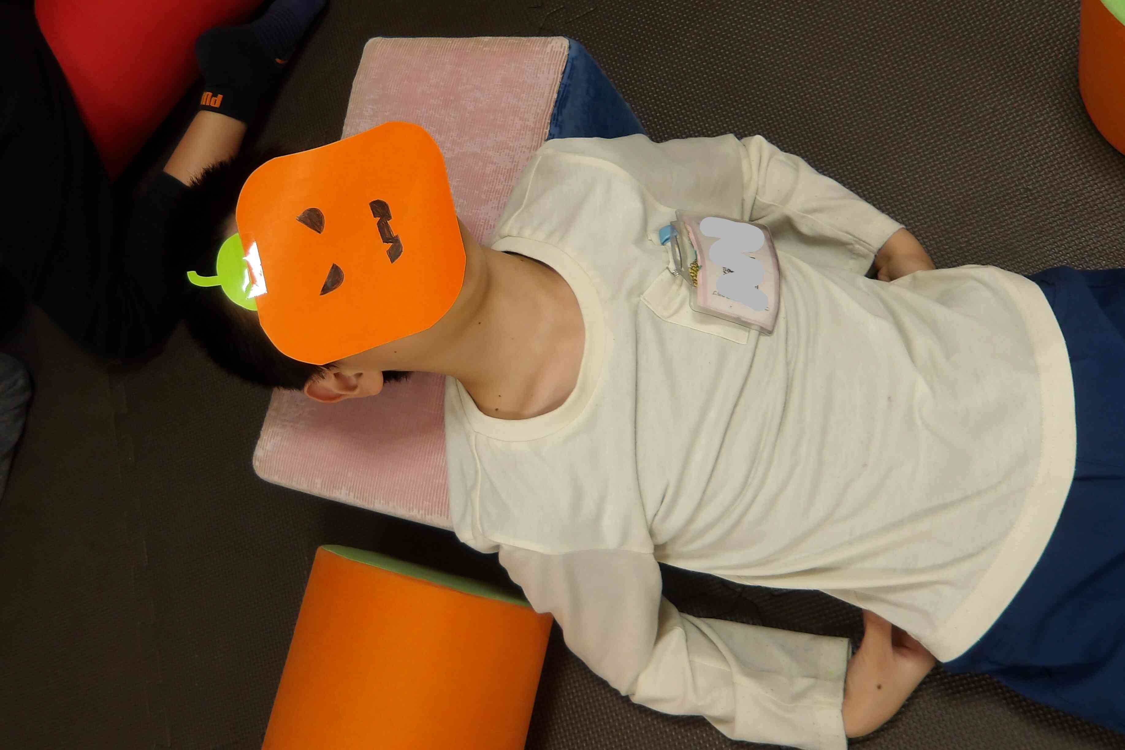 ジャック・オー・ランタンの仮装です。折り紙を使って色鮮やか！