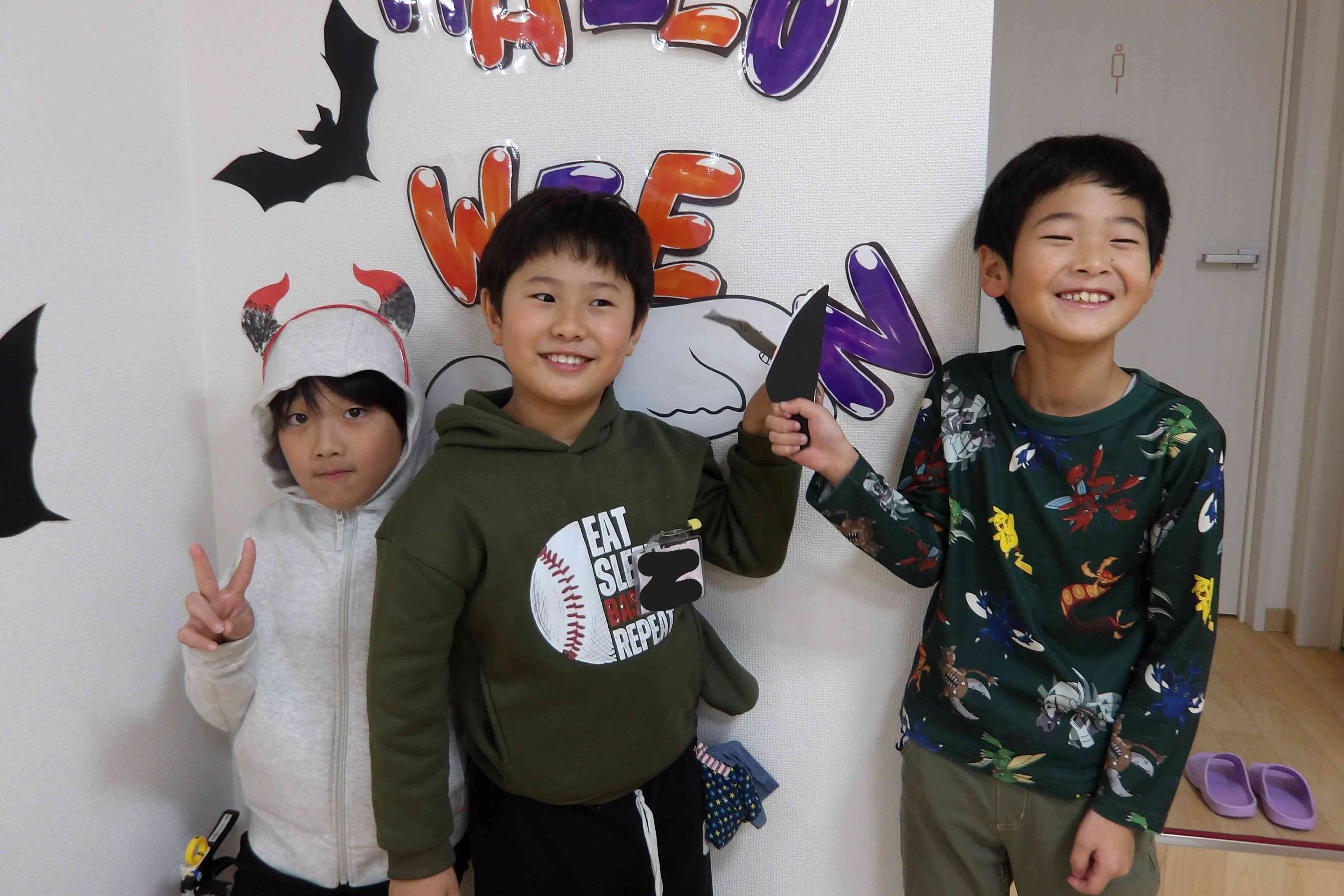 悪魔と、包丁男の仮装だそうです。笑顔～