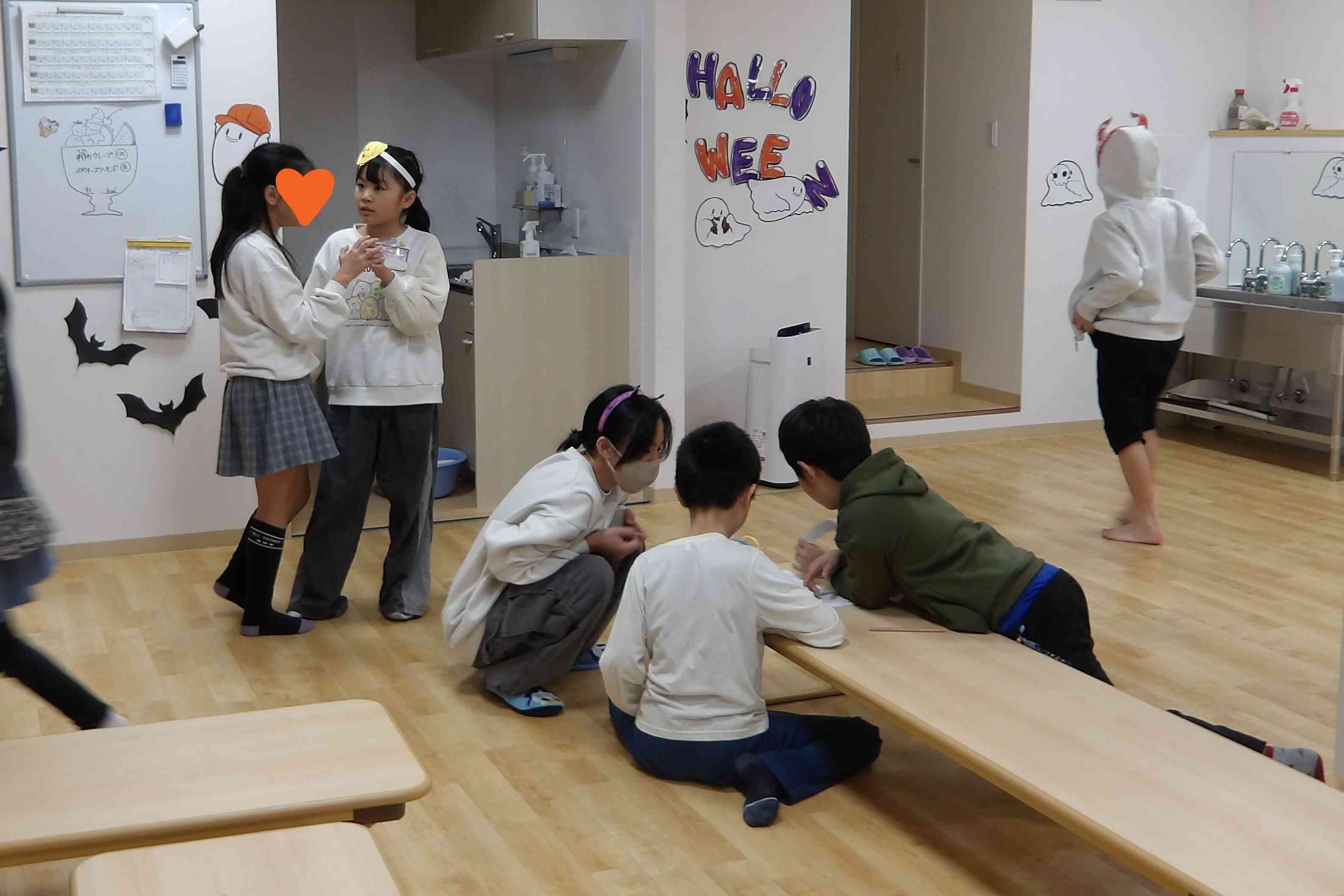 部屋中に散らばった問題の答えを探しています。頑張れ！