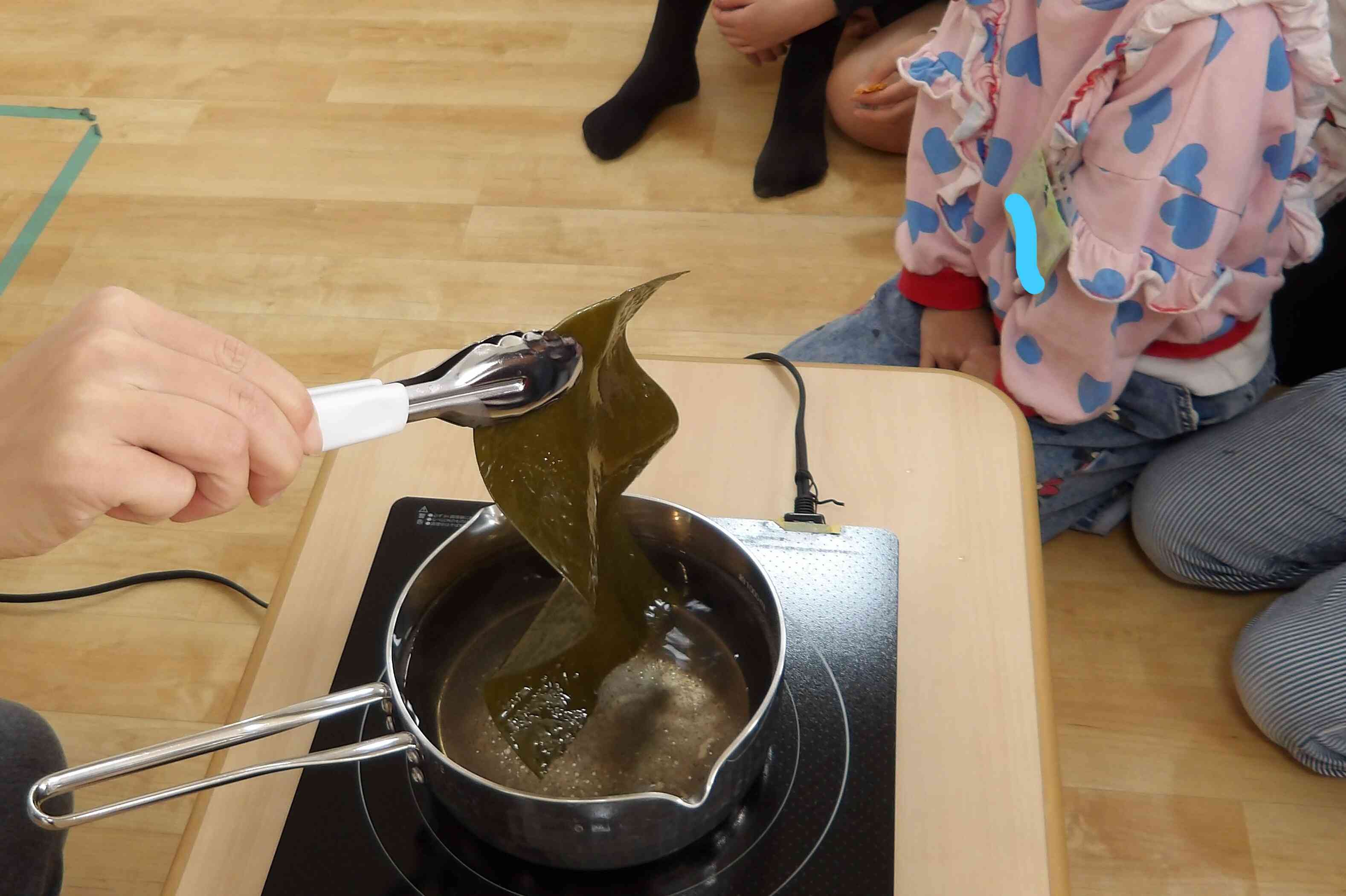 昆布から出汁をとるところを間近で見学