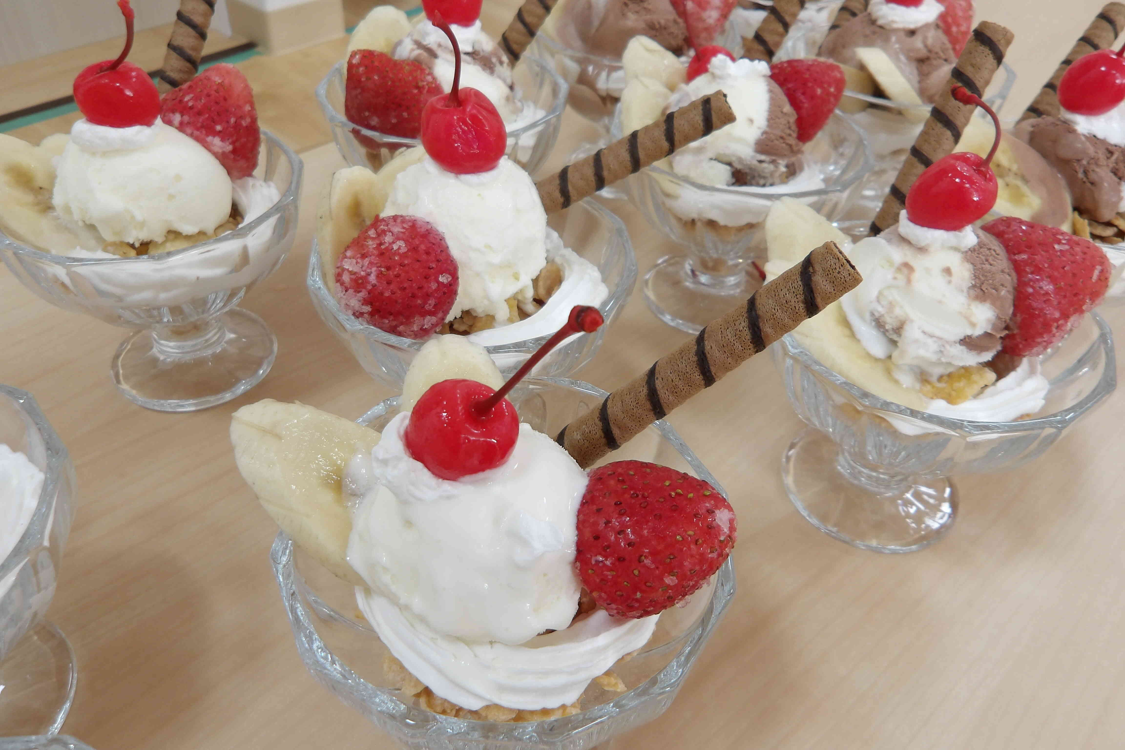 お誕生会のパフェ！いちご、バナナ、さくらんぼにアイス！