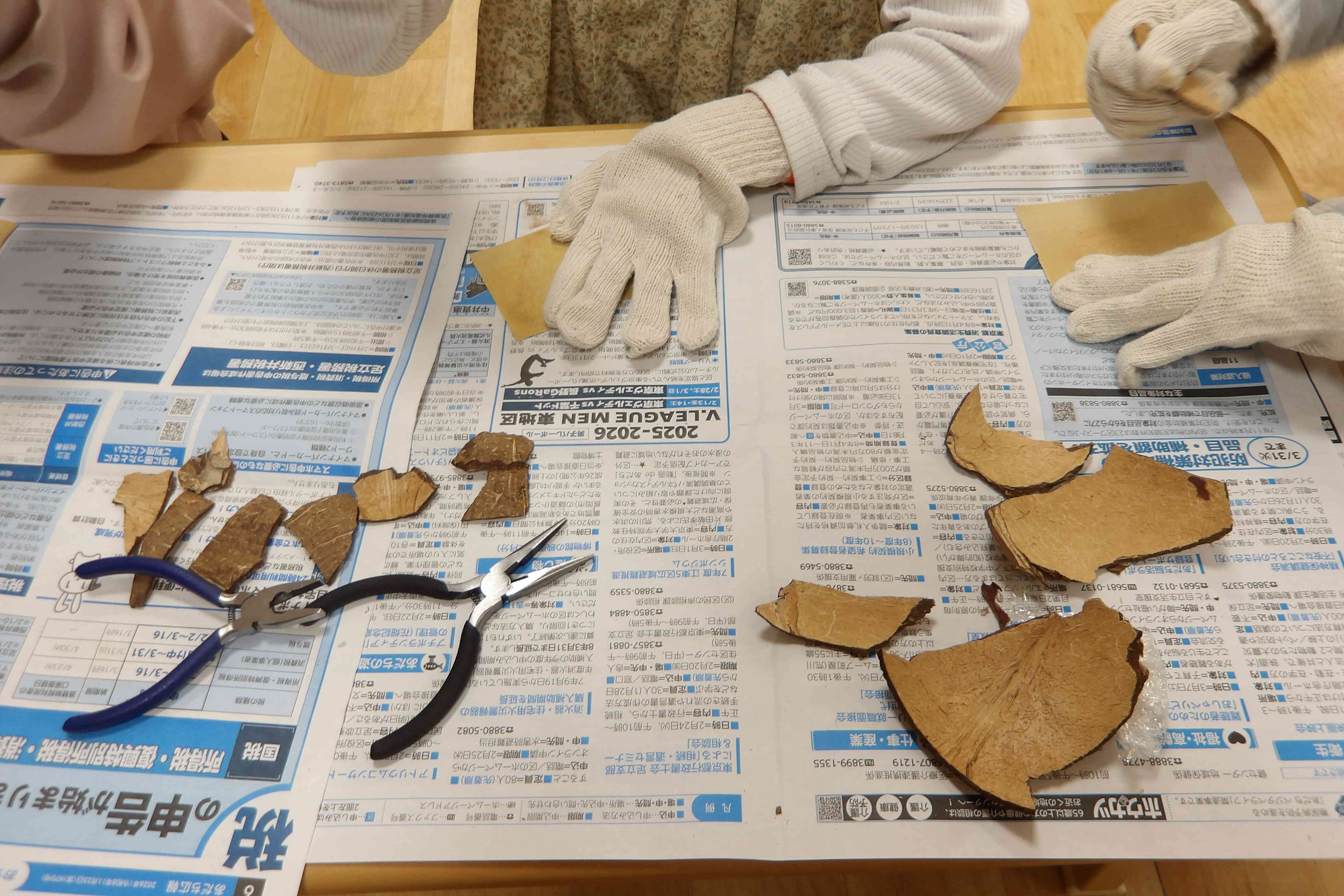割った後のココナッツ殻は工作材料に