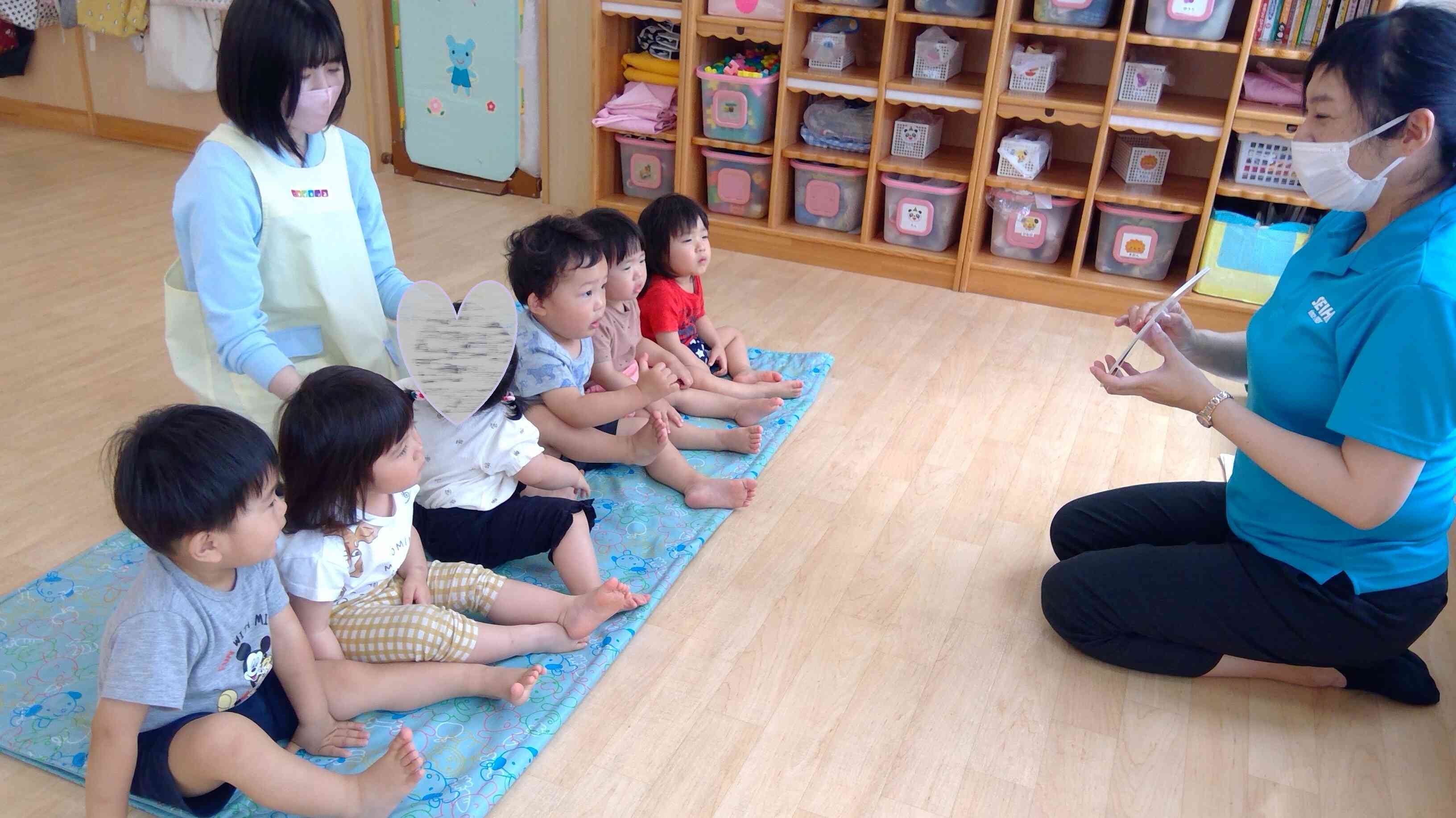 集中して座れるようになってきた１歳児クラスです