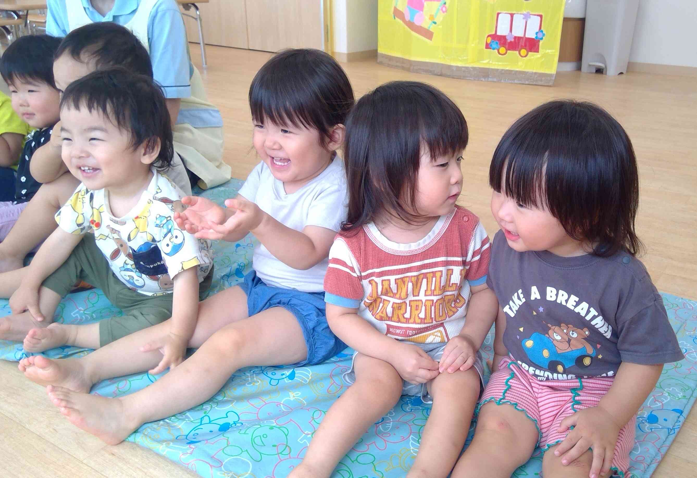 こちらは1歳児クラスの英語レッスンの風景です