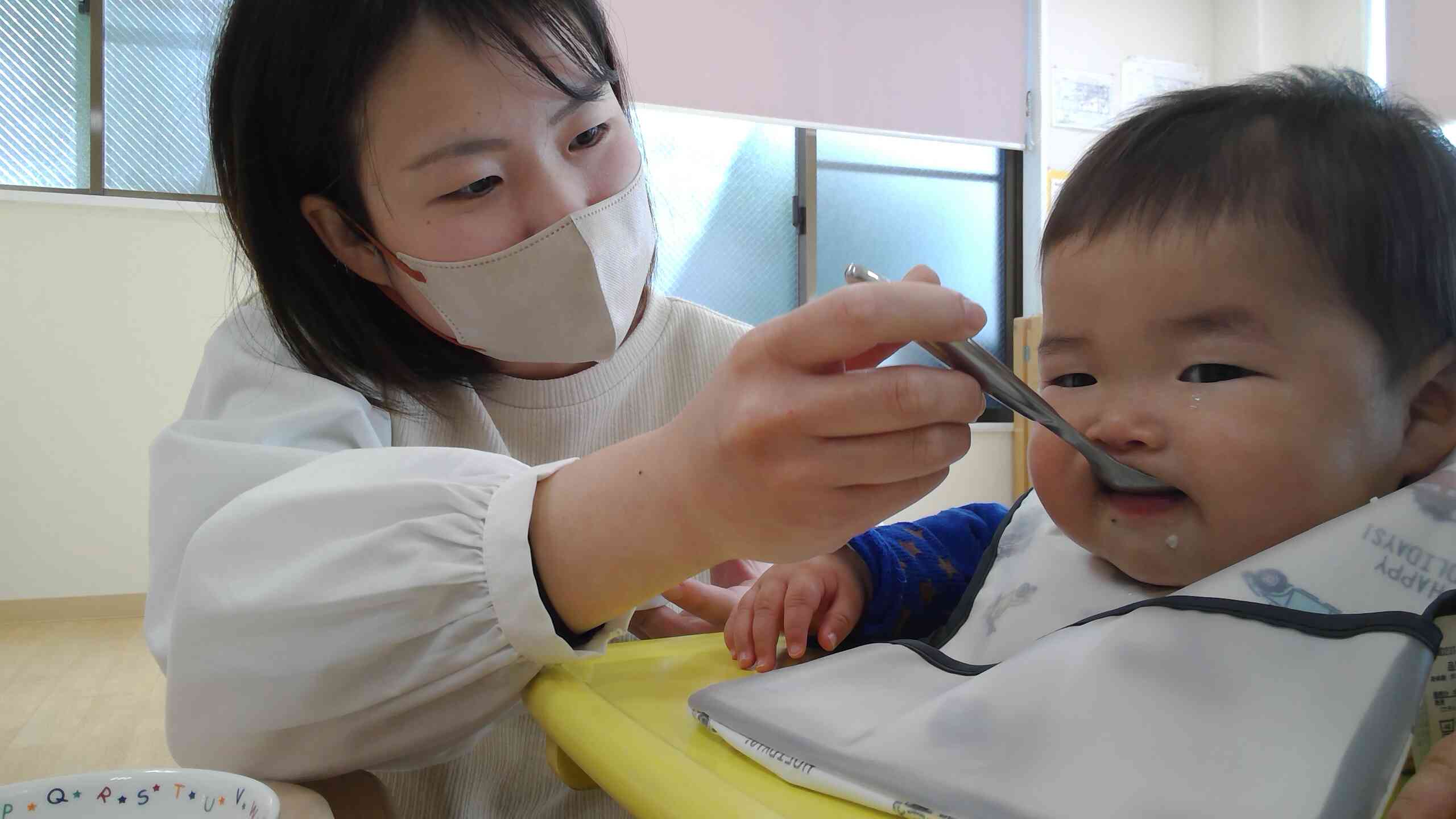 「おいしそうだね。カミカミ、モグモグよ。」とお母さんと一緒に給食の時間です