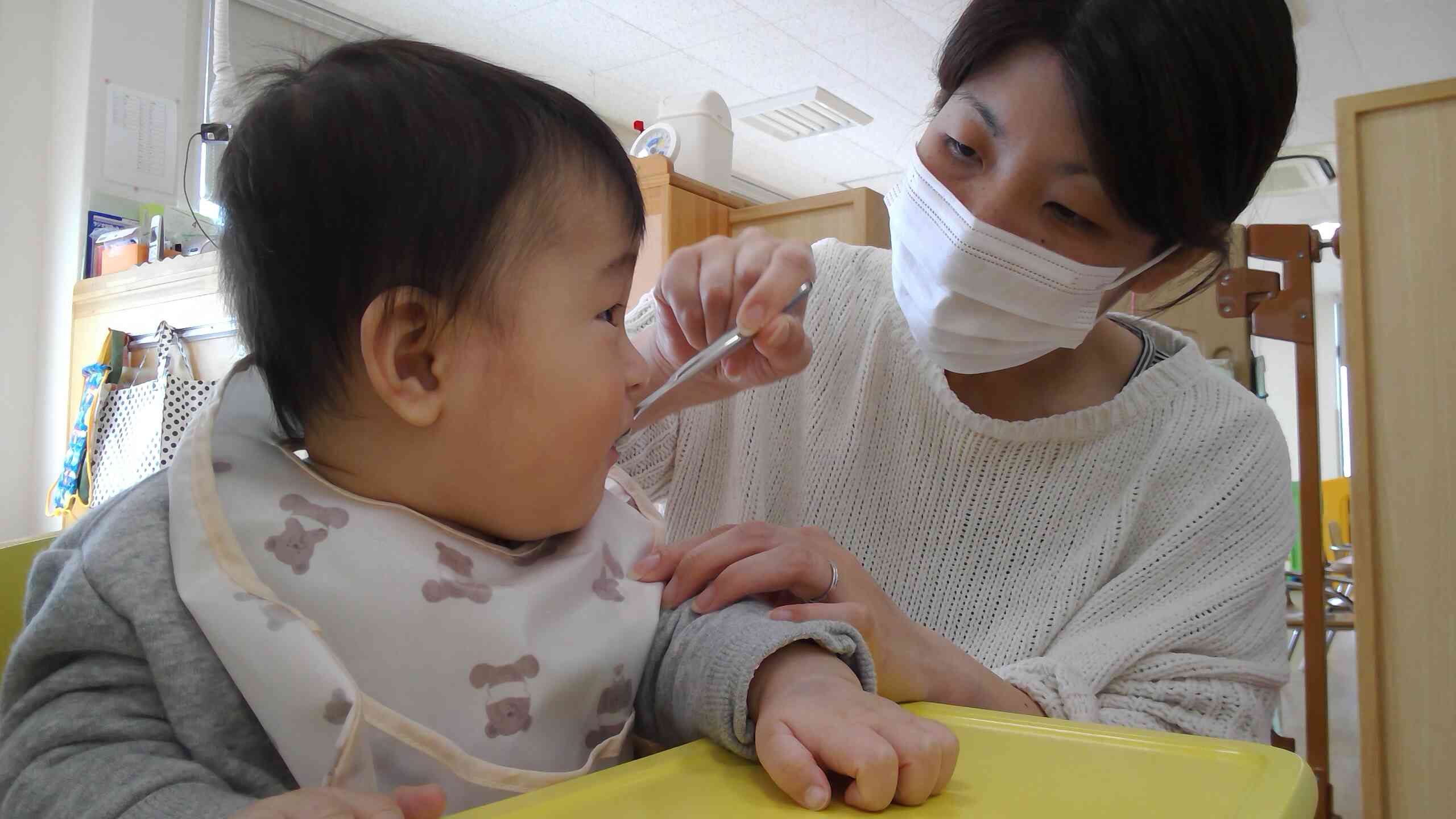 「人参だよ。食べられるかなぁ。」たくさん食べてくれて給食の先生も大喜びです