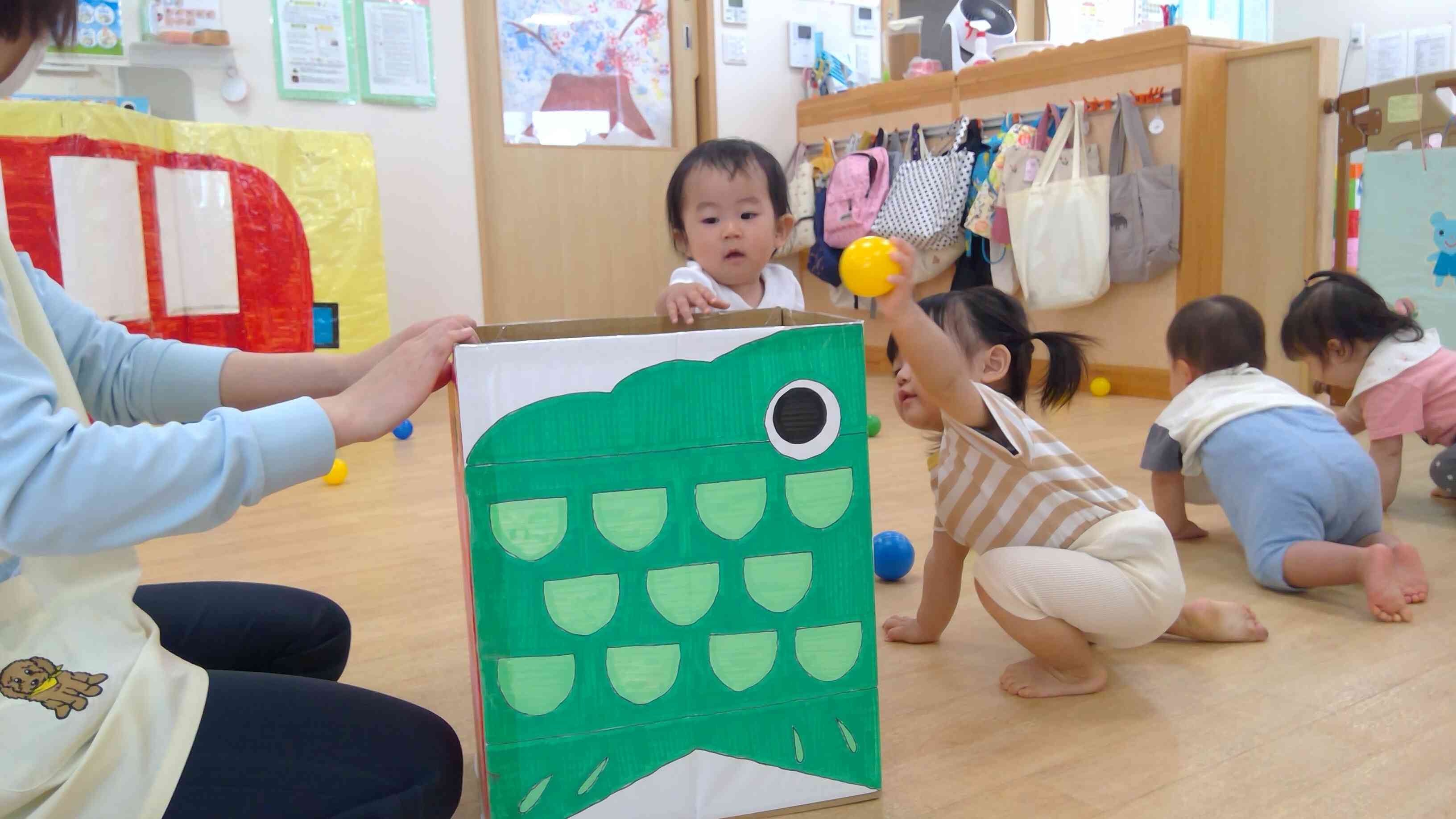 1歳児クラスも部屋の隅々までボールを拾いに行ったね。
